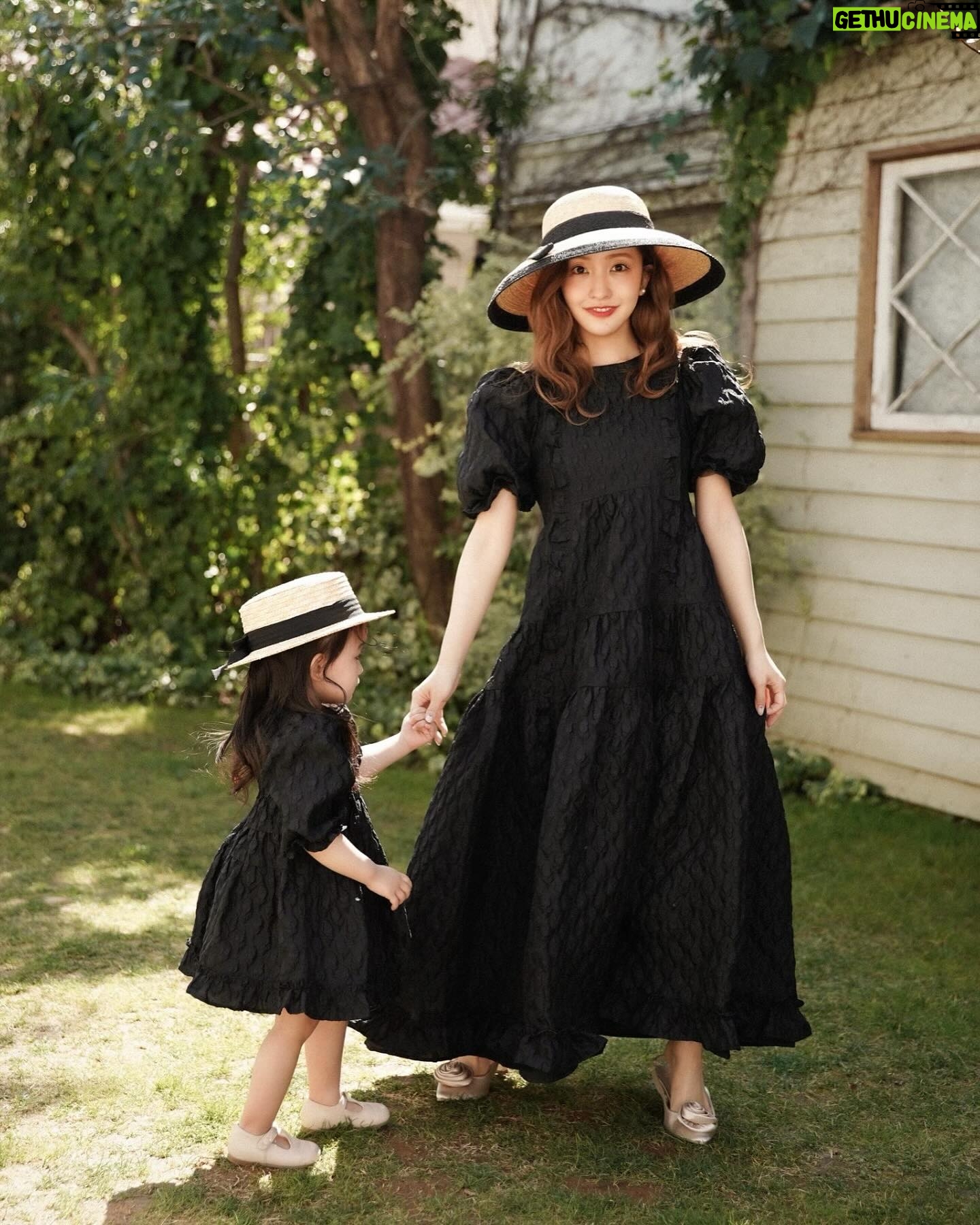 Tomomi Itano Instagram - mom & baby 🎀 【Baby Rosyluce】 今週29日(金)発売決定🪽 そしてそして、そのベビママdressや “𝐑𝐨𝐬𝐲 𝐒𝐒 𝐂𝐨𝐥𝐥𝐞𝐜𝐭𝐢𝐨𝐧“が実際に見れちゃう 春のイベントが決まりましたう🌹 何枚目がすき?🫶🏻 詳細はこちら 【𝐑𝐨𝐬𝐲 𝐥𝐮𝐜𝐞】 *春の新作スペシャルイベント*💐 ●日時: 4/20(土)21(日) ●場所: PLAZA NEWSSTAND 赤坂店店内 大人気フラワードレスをはじめ、 リボンや赤•ピンクをベースに Rosyらしさ全開の新作をお届け🩷🧁🩰 そして今回は、 ママベビお揃いシリーズ 【𝐁𝐚𝐛𝐲 𝐑𝐨𝐬𝐲 𝐥𝐮𝐜𝐞】の初お披露目も🎀 是非お子様といらしてください♪ •••••••••••••••••••••• SPECIALコラボ Rosy luce × PLAZA フォトジェニックな街並みが広がる 赤坂の「PLAZA」とのスペシャルコラボが実現しました🎪 今回のpopupテーマは「𝐃𝐈𝐍𝐄𝐑」🛼 Rosy luceが提案する プロダクトとRosy DINERの空間を通して アパレルブランドというバイアスに縛られず、 エンターテイメントの世界をお楽しみ頂きたい。 ワクワクドキドキする非日常の空間をお楽しみ頂きたい。 そんな想いでイベントを制作しています🪽 •••••••••••••••••••••• 事前予約を頂いたお客様には 優先的にご入場いただけます🎟✨ ▪️ご予約受付期間 本日!!! 3/26(火)18:00-3/29(金)18:00迄 インスタプロフィールをCLICK☝️ ———————— 新作のお洋服を 実際にご覧いただきながら ディレクター板野友美に相談したり トークしたり…etc 特典も沢山ご用意しています🎟️ お一人で♡お友達と♡ 大切な人と♡親子で♡家族で♡ 皆さまのご来場お待ちしております📰☁⸒⸒🕊️ ※予約入場枠に関して、 会場の混み具合によりお待ちいただくこともございます。 予めご了承ください。 混雑具合により、入れ替えの時間が変わります。 ※今回のPOPUPはショールーム形式となります。商品をお買い上げの際はPLAZA ONLINE STOREをご利用いただき、後日お届けいたします。 ご協力の程よろしくお願いいたします。 #Rosyluce #babyrosy #ベビママ #春のイベント