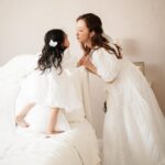 Tomomi Itano Instagram - mom & baby 🎀 【Baby Rosyluce】 今週29日（金）発売決定🪽 そしてそして、そのベビママdressや “𝐑𝐨𝐬𝐲 𝐒𝐒 𝐂𝐨𝐥𝐥𝐞𝐜𝐭𝐢𝐨𝐧“が実際に見れちゃう 春のイベントが決まりましたう🌹 何枚目がすき？🫶🏻 詳細はこちら 【𝐑𝐨𝐬𝐲 𝐥𝐮𝐜𝐞】 *春の新作スペシャルイベント*💐 ●日時: 4/20(土)21(日) ●場所: PLAZA NEWSSTAND 赤坂店店内 大人気フラワードレスをはじめ、 リボンや赤•ピンクをベースに Rosyらしさ全開の新作をお届け🩷🧁🩰 そして今回は、 ママベビお揃いシリーズ 【𝐁𝐚𝐛𝐲 𝐑𝐨𝐬𝐲 𝐥𝐮𝐜𝐞】の初お披露目も🎀 是非お子様といらしてください♪ •••••••••••••••••••••• SPECIALコラボ Rosy luce × PLAZA フォトジェニックな街並みが広がる 赤坂の「PLAZA」とのスペシャルコラボが実現しました🎪 今回のpopupテーマは「𝐃𝐈𝐍𝐄𝐑」🛼 Rosy luceが提案する プロダクトとRosy DINERの空間を通して　　 アパレルブランドというバイアスに縛られず、 エンターテイメントの世界をお楽しみ頂きたい。 ワクワクドキドキする非日常の空間をお楽しみ頂きたい。 そんな想いでイベントを制作しています🪽 •••••••••••••••••••••• 事前予約を頂いたお客様には 優先的にご入場いただけます🎟✨ ▪️ご予約受付期間 本日！！！ 3/26(火)18:00-3/29(金)18:00迄 インスタプロフィールをCLICK☝️ ———————— 新作のお洋服を 実際にご覧いただきながら ディレクター板野友美に相談したり トークしたり…etc 特典も沢山ご用意しています🎟️ お一人で♡お友達と♡ 大切な人と♡親子で♡家族で♡ 皆さまのご来場お待ちしております📰☁⸒⸒🕊️ ※予約入場枠に関して、 会場の混み具合によりお待ちいただくこともございます。 予めご了承ください。 混雑具合により、入れ替えの時間が変わります。 ※今回のPOPUPはショールーム形式となります。商品をお買い上げの際はPLAZA ONLINE STOREをご利用いただき、後日お届けいたします。 ご協力の程よろしくお願いいたします。 #Rosyluce #babyrosy #ベビママ #春のイベント