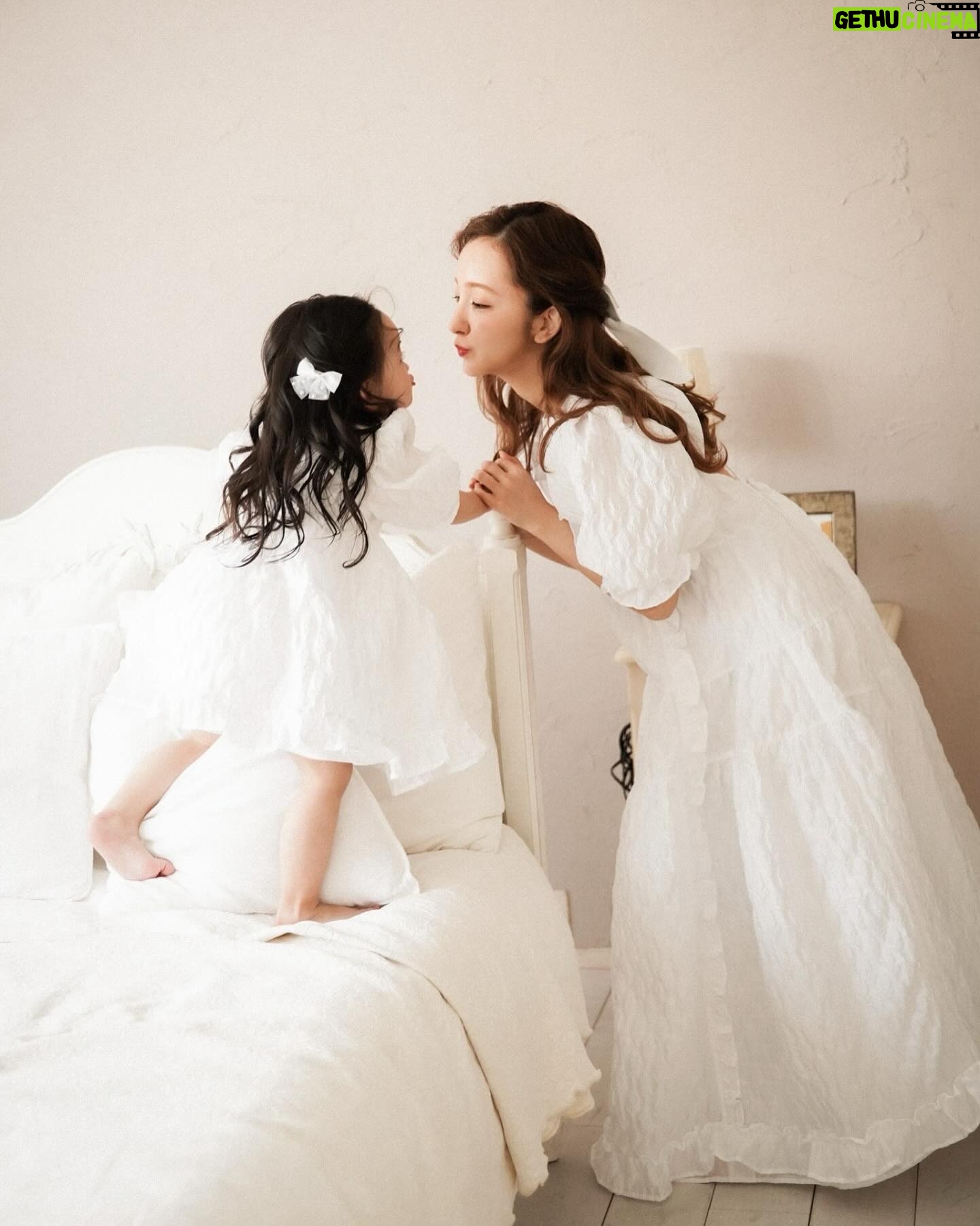 Tomomi Itano Instagram - mom & baby 🎀 【Baby Rosyluce】 今週29日(金)発売決定🪽 そしてそして、そのベビママdressや “𝐑𝐨𝐬𝐲 𝐒𝐒 𝐂𝐨𝐥𝐥𝐞𝐜𝐭𝐢𝐨𝐧“が実際に見れちゃう 春のイベントが決まりましたう🌹 何枚目がすき?🫶🏻 詳細はこちら 【𝐑𝐨𝐬𝐲 𝐥𝐮𝐜𝐞】 *春の新作スペシャルイベント*💐 ●日時: 4/20(土)21(日) ●場所: PLAZA NEWSSTAND 赤坂店店内 大人気フラワードレスをはじめ、 リボンや赤•ピンクをベースに Rosyらしさ全開の新作をお届け🩷🧁🩰 そして今回は、 ママベビお揃いシリーズ 【𝐁𝐚𝐛𝐲 𝐑𝐨𝐬𝐲 𝐥𝐮𝐜𝐞】の初お披露目も🎀 是非お子様といらしてください♪ •••••••••••••••••••••• SPECIALコラボ Rosy luce × PLAZA フォトジェニックな街並みが広がる 赤坂の「PLAZA」とのスペシャルコラボが実現しました🎪 今回のpopupテーマは「𝐃𝐈𝐍𝐄𝐑」🛼 Rosy luceが提案する プロダクトとRosy DINERの空間を通して アパレルブランドというバイアスに縛られず、 エンターテイメントの世界をお楽しみ頂きたい。 ワクワクドキドキする非日常の空間をお楽しみ頂きたい。 そんな想いでイベントを制作しています🪽 •••••••••••••••••••••• 事前予約を頂いたお客様には 優先的にご入場いただけます🎟✨ ▪️ご予約受付期間 本日!!! 3/26(火)18:00-3/29(金)18:00迄 インスタプロフィールをCLICK☝️ ———————— 新作のお洋服を 実際にご覧いただきながら ディレクター板野友美に相談したり トークしたり…etc 特典も沢山ご用意しています🎟️ お一人で♡お友達と♡ 大切な人と♡親子で♡家族で♡ 皆さまのご来場お待ちしております📰☁⸒⸒🕊️ ※予約入場枠に関して、 会場の混み具合によりお待ちいただくこともございます。 予めご了承ください。 混雑具合により、入れ替えの時間が変わります。 ※今回のPOPUPはショールーム形式となります。商品をお買い上げの際はPLAZA ONLINE STOREをご利用いただき、後日お届けいたします。 ご協力の程よろしくお願いいたします。 #Rosyluce #babyrosy #ベビママ #春のイベント