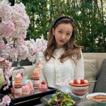 Tomomi Itano Instagram – お花見🌸
なんまいめ?
🍓団子かわい。花より団子🍡
Rosyのシースルージャガードtopsお気に入り🫶🏻
@kimptonshinjukutokyo
#キンプトン新宿東京
#お花見