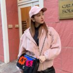 Tomomi Itano Instagram - . なんまいめ？ 🎀🎀🎀 #jacket @celine #skirt @rosyluce #cap @celine #bag @chanelofficial #Fashion #ootd #154cm #友Style