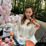 Tomomi Itano Instagram – お花見🌸

なんまいめ？

🍓団子かわい。花より団子🍡

Rosyのシースルージャガードtopsお気に入り🫶🏻

@kimptonshinjukutokyo 

#キンプトン新宿東京
#お花見