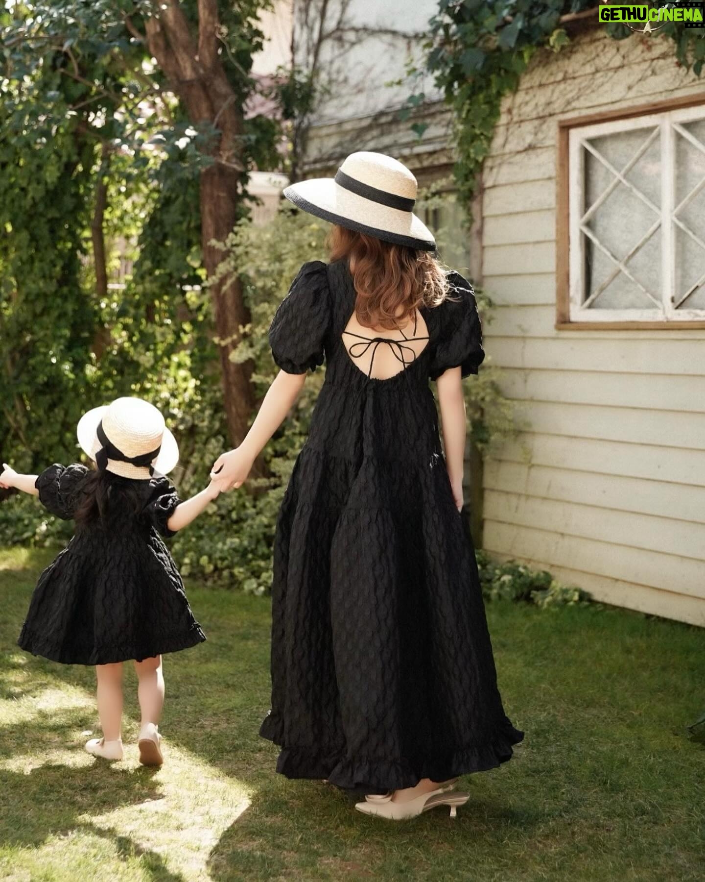 Tomomi Itano Instagram - mom & baby 🎀 【Baby Rosyluce】 今週29日(金)発売決定🪽 そしてそして、そのベビママdressや “𝐑𝐨𝐬𝐲 𝐒𝐒 𝐂𝐨𝐥𝐥𝐞𝐜𝐭𝐢𝐨𝐧“が実際に見れちゃう 春のイベントが決まりましたう🌹 何枚目がすき?🫶🏻 詳細はこちら 【𝐑𝐨𝐬𝐲 𝐥𝐮𝐜𝐞】 *春の新作スペシャルイベント*💐 ●日時: 4/20(土)21(日) ●場所: PLAZA NEWSSTAND 赤坂店店内 大人気フラワードレスをはじめ、 リボンや赤•ピンクをベースに Rosyらしさ全開の新作をお届け🩷🧁🩰 そして今回は、 ママベビお揃いシリーズ 【𝐁𝐚𝐛𝐲 𝐑𝐨𝐬𝐲 𝐥𝐮𝐜𝐞】の初お披露目も🎀 是非お子様といらしてください♪ •••••••••••••••••••••• SPECIALコラボ Rosy luce × PLAZA フォトジェニックな街並みが広がる 赤坂の「PLAZA」とのスペシャルコラボが実現しました🎪 今回のpopupテーマは「𝐃𝐈𝐍𝐄𝐑」🛼 Rosy luceが提案する プロダクトとRosy DINERの空間を通して アパレルブランドというバイアスに縛られず、 エンターテイメントの世界をお楽しみ頂きたい。 ワクワクドキドキする非日常の空間をお楽しみ頂きたい。 そんな想いでイベントを制作しています🪽 •••••••••••••••••••••• 事前予約を頂いたお客様には 優先的にご入場いただけます🎟✨ ▪️ご予約受付期間 本日!!! 3/26(火)18:00-3/29(金)18:00迄 インスタプロフィールをCLICK☝️ ———————— 新作のお洋服を 実際にご覧いただきながら ディレクター板野友美に相談したり トークしたり…etc 特典も沢山ご用意しています🎟️ お一人で♡お友達と♡ 大切な人と♡親子で♡家族で♡ 皆さまのご来場お待ちしております📰☁⸒⸒🕊️ ※予約入場枠に関して、 会場の混み具合によりお待ちいただくこともございます。 予めご了承ください。 混雑具合により、入れ替えの時間が変わります。 ※今回のPOPUPはショールーム形式となります。商品をお買い上げの際はPLAZA ONLINE STOREをご利用いただき、後日お届けいたします。 ご協力の程よろしくお願いいたします。 #Rosyluce #babyrosy #ベビママ #春のイベント