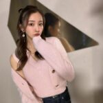 Tomomi Itano Instagram - なんまいめ？☺︎ 放送は4月だよ🌸 #knittops @fray_id #earring @plusvendome_official #necklace @plusvendome_official #ヒルナンデス