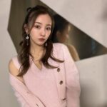 Tomomi Itano Instagram - なんまいめ？☺︎ 放送は4月だよ🌸 #knittops @fray_id #earring @plusvendome_official #necklace @plusvendome_official #ヒルナンデス