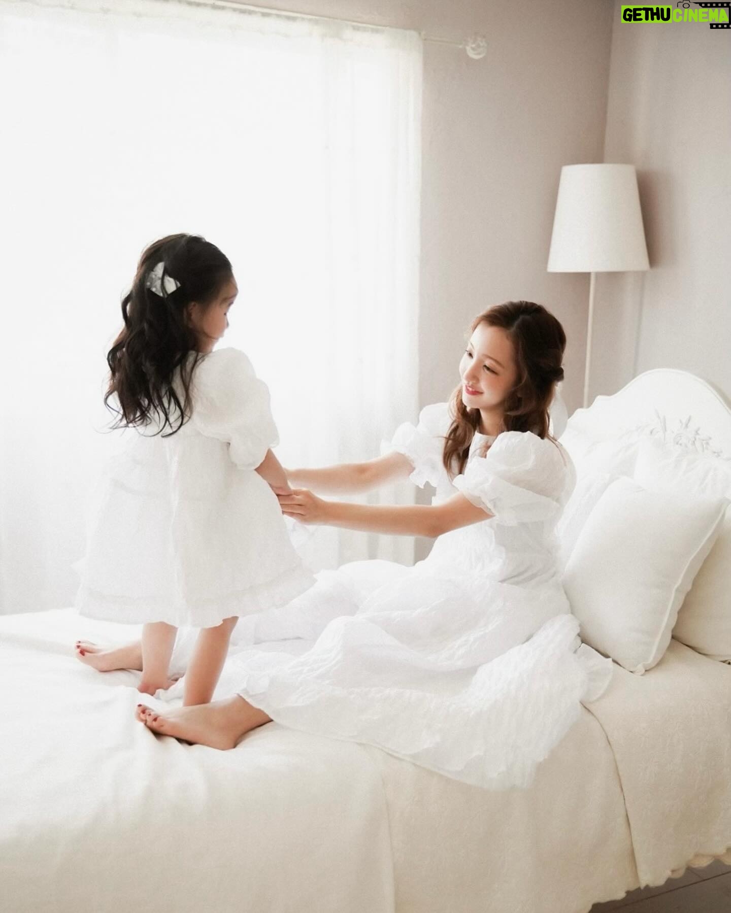 Tomomi Itano Instagram - mom & baby 🎀 【Baby Rosyluce】 今週29日(金)発売決定🪽 そしてそして、そのベビママdressや “𝐑𝐨𝐬𝐲 𝐒𝐒 𝐂𝐨𝐥𝐥𝐞𝐜𝐭𝐢𝐨𝐧“が実際に見れちゃう 春のイベントが決まりましたう🌹 何枚目がすき?🫶🏻 詳細はこちら 【𝐑𝐨𝐬𝐲 𝐥𝐮𝐜𝐞】 *春の新作スペシャルイベント*💐 ●日時: 4/20(土)21(日) ●場所: PLAZA NEWSSTAND 赤坂店店内 大人気フラワードレスをはじめ、 リボンや赤•ピンクをベースに Rosyらしさ全開の新作をお届け🩷🧁🩰 そして今回は、 ママベビお揃いシリーズ 【𝐁𝐚𝐛𝐲 𝐑𝐨𝐬𝐲 𝐥𝐮𝐜𝐞】の初お披露目も🎀 是非お子様といらしてください♪ •••••••••••••••••••••• SPECIALコラボ Rosy luce × PLAZA フォトジェニックな街並みが広がる 赤坂の「PLAZA」とのスペシャルコラボが実現しました🎪 今回のpopupテーマは「𝐃𝐈𝐍𝐄𝐑」🛼 Rosy luceが提案する プロダクトとRosy DINERの空間を通して アパレルブランドというバイアスに縛られず、 エンターテイメントの世界をお楽しみ頂きたい。 ワクワクドキドキする非日常の空間をお楽しみ頂きたい。 そんな想いでイベントを制作しています🪽 •••••••••••••••••••••• 事前予約を頂いたお客様には 優先的にご入場いただけます🎟✨ ▪️ご予約受付期間 本日!!! 3/26(火)18:00-3/29(金)18:00迄 インスタプロフィールをCLICK☝️ ———————— 新作のお洋服を 実際にご覧いただきながら ディレクター板野友美に相談したり トークしたり…etc 特典も沢山ご用意しています🎟️ お一人で♡お友達と♡ 大切な人と♡親子で♡家族で♡ 皆さまのご来場お待ちしております📰☁⸒⸒🕊️ ※予約入場枠に関して、 会場の混み具合によりお待ちいただくこともございます。 予めご了承ください。 混雑具合により、入れ替えの時間が変わります。 ※今回のPOPUPはショールーム形式となります。商品をお買い上げの際はPLAZA ONLINE STOREをご利用いただき、後日お届けいたします。 ご協力の程よろしくお願いいたします。 #Rosyluce #babyrosy #ベビママ #春のイベント