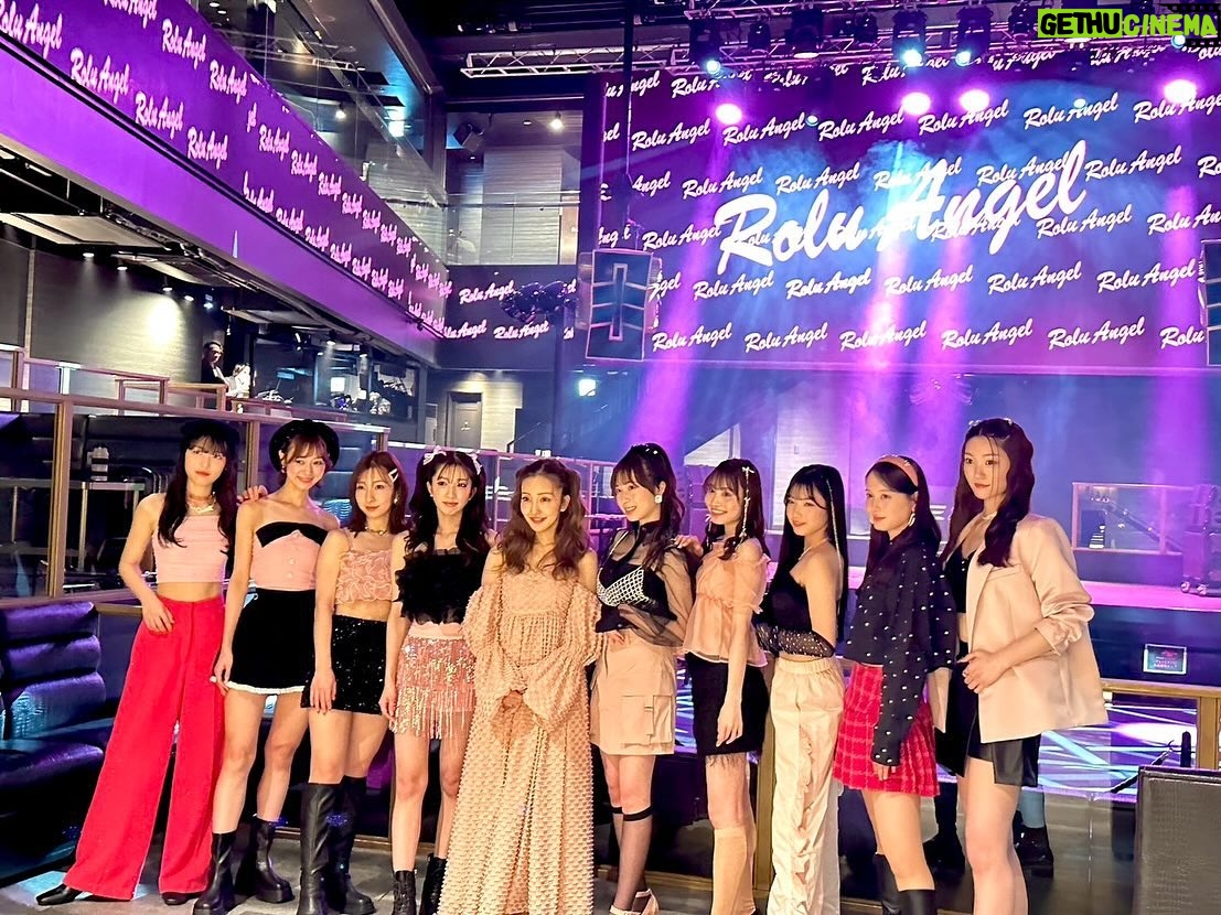 Tomomi Itano Instagram - ANGELとイベント🎀 2月のイベントの写真ずっとあげれてなかった😧 2枚目ANGELちゃんの撮影のクリエイティブも 写真チェックも全部欠かさず🧐 4枚目、、真ん中入ったけど違和感😀www あれから、関西コレクション、ミクチャ500万ポイント Rolu ANGELのアドトラ走行決定🫶🏻そして、まだ発表前の 大きなお仕事2つ😌日々成長中の彼女達に乞うご期待🩷 会うたびに内面も外見も磨かれて、私も密かに刺激をうけてます🪽 ♡撮影協力 BASE GRANBELL https://basegranbell.jp