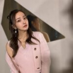 Tomomi Itano Instagram - なんまいめ？☺︎ 放送は4月だよ🌸 #knittops @fray_id #earring @plusvendome_official #necklace @plusvendome_official #ヒルナンデス
