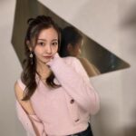 Tomomi Itano Instagram - なんまいめ？☺︎ 放送は4月だよ🌸 #knittops @fray_id #earring @plusvendome_official #necklace @plusvendome_official #ヒルナンデス