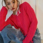 Tomomi Itano Instagram - 1枚目と2枚目どっちを1枚目にするか迷ってこっちに😚 どっちがすき？🎀 パールデニムこだわって作ったから、嬉しいっ。 tiktokにも制作過程載せてるから見てねん🫶🏻 @rosyluce #pink #Pearldenim #knitcardigan