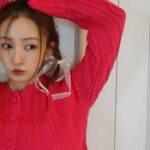 Tomomi Itano Instagram - 1枚目と2枚目どっちを1枚目にするか迷ってこっちに😚 どっちがすき？🎀 パールデニムこだわって作ったから、嬉しいっ。 tiktokにも制作過程載せてるから見てねん🫶🏻 @rosyluce #pink #Pearldenim #knitcardigan