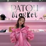 Tomomi Itano Instagram - 大好きなPATOU POP UPへ🩷🎀🦩 日本初のパトゥマーケットなの ピンクの世界観がタイプすぎました PATOUのTシャツやキャップに名前も入れれるんだよ🫶🏻 tomoって入れてもらった🎟️ そして、私のお母さん的存在（お母さんって言われたら怒られる😳） だいすきな、タキさん💕 阪急うめだ本店3階 に 4月2日まで期間限定OPEN中🌷 #Patoumarket #Patouxhenricharpentier #パトゥマーケット #パトゥxアンリシャルパンティエ