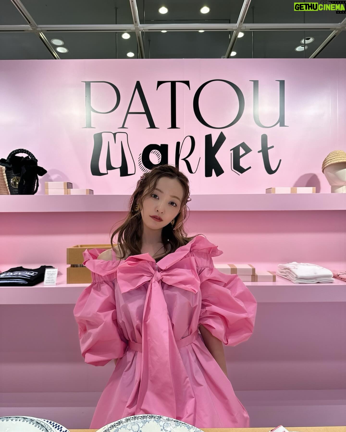 Tomomi Itano Instagram - 大好きなPATOU POP UPへ🩷🎀🦩 日本初のパトゥマーケットなの ピンクの世界観がタイプすぎました PATOUのTシャツやキャップに名前も入れれるんだよ🫶🏻 tomoって入れてもらった🎟️ そして、私のお母さん的存在(お母さんって言われたら怒られる😳) だいすきな、タキさん💕 阪急うめだ本店3階 に 4月2日まで期間限定OPEN中🌷 #Patoumarket #Patouxhenricharpentier #パトゥマーケット #パトゥxアンリシャルパンティエ