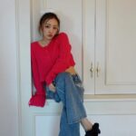 Tomomi Itano Instagram - 1枚目と2枚目どっちを1枚目にするか迷ってこっちに😚 どっちがすき？🎀 パールデニムこだわって作ったから、嬉しいっ。 tiktokにも制作過程載せてるから見てねん🫶🏻 @rosyluce #pink #Pearldenim #knitcardigan