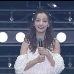 Tomomi Itano Instagram - 関西コレクションの時の髪型載せてほしいって コメントたくさん頂いてたんですが、 この日バタバタで自撮り全然撮れてなくて、、🥲 関コレさんのオフショット載せます💓 髪型わかるかな？ パールを髪に散りばめてもらってるよ♪何枚目がすき？ #関コレ #Rosyluce