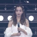Tomomi Itano Instagram - 関西コレクションの時の髪型載せてほしいって コメントたくさん頂いてたんですが、 この日バタバタで自撮り全然撮れてなくて、、🥲 関コレさんのオフショット載せます💓 髪型わかるかな？ パールを髪に散りばめてもらってるよ♪何枚目がすき？ #関コレ #Rosyluce