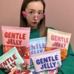Tomomi Itano Instagram – 🍒🫐⭐️🩷🍎

なんまいめ？💭

サプライズなクリエイティブ🕶️😮

フレームとテンプルがグミみたいになってるの

#GENTLEMONSTER
#GENTLEJELLY
#GENTLEMONSTER2024