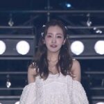 Tomomi Itano Instagram - 関西コレクションの時の髪型載せてほしいって コメントたくさん頂いてたんですが、 この日バタバタで自撮り全然撮れてなくて、、🥲 関コレさんのオフショット載せます💓 髪型わかるかな？ パールを髪に散りばめてもらってるよ♪何枚目がすき？ #関コレ #Rosyluce