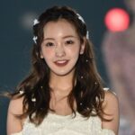 Tomomi Itano Instagram - 関西コレクションの時の髪型載せてほしいって コメントたくさん頂いてたんですが、 この日バタバタで自撮り全然撮れてなくて、、🥲 関コレさんのオフショット載せます💓 髪型わかるかな？ パールを髪に散りばめてもらってるよ♪何枚目がすき？ #関コレ #Rosyluce