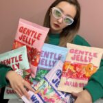 Tomomi Itano Instagram – 🍒🫐⭐️🩷🍎

なんまいめ？💭

サプライズなクリエイティブ🕶️😮

フレームとテンプルがグミみたいになってるの

#GENTLEMONSTER
#GENTLEJELLY
#GENTLEMONSTER2024