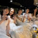 Tomomi Itano Instagram - 𝐑𝐨𝐬𝐲 𝐆𝐢𝐫𝐥𝐬 𝐁𝐢𝐫𝐭𝐡𝐝𝐚𝐲 𝐍𝐢𝐠𝐡𝐭🤍🥂🏰 私の会社のだいすきなパートナー @ayu327 の誕生日会🎂 今年はBirthdayとBaby showerのとっても特別なお祝いでした🗝 みんなで色々考えて、特別な誕生日にどんなサプライズをするか、 今までにないプランにしようと試行錯誤しました💭 そして、今年はお家までリムジンでお迎えに行き、 ドレスコードはもちろん　@rosyluce のWhitedress🐩🤍 夜景の見えるロマンチックなレストランでdinnerを🍴🎀🎂 テーブルの上にはそれぞれのオシャレなオムツケーキと 彼女のバースデーオリジナルカード。 そしてbaby shower名前入りクッキー🍪のPrincessプラン🏰 エゴかもしれないけど、相手の喜んでくれる顔を想像しながら 想像を越えるプランを考えて実行するのが大好きです🫧 それがプライベートでは家族、仲間や友達。仕事では、お客様⸒🕊️ いつも全力投球。笑 私の会社は“女性のエンパワーメント“を掲げていて、非日常空間の提供と ドキドキワクワクのサプライズをいかなる時も意識しています。 好きなこと。を仕事とできていることが1番の幸せで、今後も皆さんや私と関わってくれた方々を楽しませること、驚かせること、新しい体験をたくさん追求していきたいです✨ 話はそれてしまいましたが、最高のパートナーと出会えて私は本当に幸せです🫶🏻本当に心から感謝の気持ちと、生まれてきてくれて、出会ってくれてありがとう。と思っています🤍 そして仲間と毎日モチベーション高く仕事もでき、 プライベートでもたくさんの時間を共有して大海原を航海していきたいです🥰板野海賊団を今後ともよろしくお願いします🏴‍☠️ あ、それぞれ着てる @rosyluce のdressはどのデザインが1番好き？🤍 @rosyluce #RosyLuce リムジンは #BayLimousine