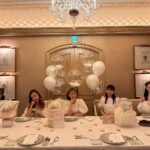 Tomomi Itano Instagram - 𝐑𝐨𝐬𝐲 𝐆𝐢𝐫𝐥𝐬 𝐁𝐢𝐫𝐭𝐡𝐝𝐚𝐲 𝐍𝐢𝐠𝐡𝐭🤍🥂🏰 私の会社のだいすきなパートナー @ayu327 の誕生日会🎂 今年はBirthdayとBaby showerのとっても特別なお祝いでした🗝 みんなで色々考えて、特別な誕生日にどんなサプライズをするか、 今までにないプランにしようと試行錯誤しました💭 そして、今年はお家までリムジンでお迎えに行き、 ドレスコードはもちろん　@rosyluce のWhitedress🐩🤍 夜景の見えるロマンチックなレストランでdinnerを🍴🎀🎂 テーブルの上にはそれぞれのオシャレなオムツケーキと 彼女のバースデーオリジナルカード。 そしてbaby shower名前入りクッキー🍪のPrincessプラン🏰 エゴかもしれないけど、相手の喜んでくれる顔を想像しながら 想像を越えるプランを考えて実行するのが大好きです🫧 それがプライベートでは家族、仲間や友達。仕事では、お客様⸒🕊️ いつも全力投球。笑 私の会社は“女性のエンパワーメント“を掲げていて、非日常空間の提供と ドキドキワクワクのサプライズをいかなる時も意識しています。 好きなこと。を仕事とできていることが1番の幸せで、今後も皆さんや私と関わってくれた方々を楽しませること、驚かせること、新しい体験をたくさん追求していきたいです✨ 話はそれてしまいましたが、最高のパートナーと出会えて私は本当に幸せです🫶🏻本当に心から感謝の気持ちと、生まれてきてくれて、出会ってくれてありがとう。と思っています🤍 そして仲間と毎日モチベーション高く仕事もでき、 プライベートでもたくさんの時間を共有して大海原を航海していきたいです🥰板野海賊団を今後ともよろしくお願いします🏴‍☠️ あ、それぞれ着てる @rosyluce のdressはどのデザインが1番好き？🤍 @rosyluce #RosyLuce リムジンは #BayLimousine