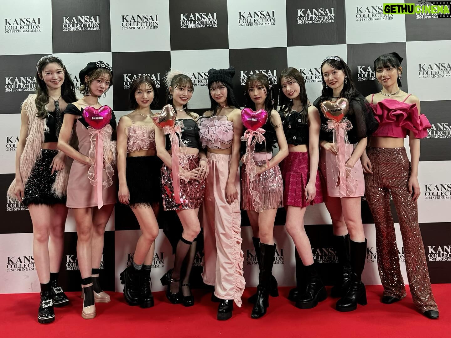 Tomomi Itano Instagram - RoLu ANGEL🩷🪽 わたしの妹分が関西コレクションで 【RoLu ANGEL】ステージとして出演しました! 結成2ヶ月でこんな大きなステージに😭✨ 素敵な衣装、メイク、演出、楽曲 etc.... プロの皆さまにお助け頂き、素晴らしいステージとなりました💓 関わってくださった関係者の皆さま、関西コレクションの皆さま そして応援して下さるファンの皆さま、本当にありがとうございます。 約半年前、10月のオーディションの頃は、 ウォーキングすらできない彼女達だったのに、 日々のレッスンや、努力が自信になり、確実に成長しているなと 感じさせられるステージでした。キラキラの演出に負けないくらい 一人一人輝いていました。 1ヶ月前に関コレのステージに立てる発表をした時 皆んなが流した嬉し涙を思い出し、 リハーサルの時、このステージに立ってる彼女達を見て、 お母さんのような気持ちで、涙が溢れました🥲(最近確実に涙腺ゆるい。) まだまだ成長過程のANGELちゃん達ですが、 それぞれの夢に向かって ANGELのように羽ばたいてほしいです 今後とも、RoLu ANGEL(ロールエンジェル)は 日本一影響力のあるgirl's集団を目指して頑張ります✊🏻🩷🪽 #板野友美の妹分 #RoLuANGEL #ロールエンジェル