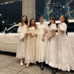 Tomomi Itano Instagram - 𝐑𝐨𝐬𝐲 𝐆𝐢𝐫𝐥𝐬 𝐁𝐢𝐫𝐭𝐡𝐝𝐚𝐲 𝐍𝐢𝐠𝐡𝐭🤍🥂🏰 私の会社のだいすきなパートナー @ayu327 の誕生日会🎂 今年はBirthdayとBaby showerのとっても特別なお祝いでした🗝 みんなで色々考えて、特別な誕生日にどんなサプライズをするか、 今までにないプランにしようと試行錯誤しました💭 そして、今年はお家までリムジンでお迎えに行き、 ドレスコードはもちろん　@rosyluce のWhitedress🐩🤍 夜景の見えるロマンチックなレストランでdinnerを🍴🎀🎂 テーブルの上にはそれぞれのオシャレなオムツケーキと 彼女のバースデーオリジナルカード。 そしてbaby shower名前入りクッキー🍪のPrincessプラン🏰 エゴかもしれないけど、相手の喜んでくれる顔を想像しながら 想像を越えるプランを考えて実行するのが大好きです🫧 それがプライベートでは家族、仲間や友達。仕事では、お客様⸒🕊️ いつも全力投球。笑 私の会社は“女性のエンパワーメント“を掲げていて、非日常空間の提供と ドキドキワクワクのサプライズをいかなる時も意識しています。 好きなこと。を仕事とできていることが1番の幸せで、今後も皆さんや私と関わってくれた方々を楽しませること、驚かせること、新しい体験をたくさん追求していきたいです✨ 話はそれてしまいましたが、最高のパートナーと出会えて私は本当に幸せです🫶🏻本当に心から感謝の気持ちと、生まれてきてくれて、出会ってくれてありがとう。と思っています🤍 そして仲間と毎日モチベーション高く仕事もでき、 プライベートでもたくさんの時間を共有して大海原を航海していきたいです🥰板野海賊団を今後ともよろしくお願いします🏴‍☠️ あ、それぞれ着てる @rosyluce のdressはどのデザインが1番好き？🤍 @rosyluce #RosyLuce リムジンは #BayLimousine