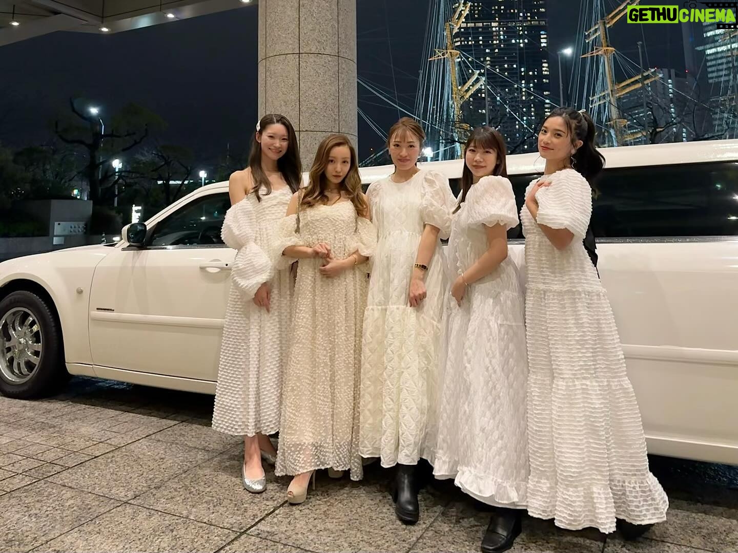 Tomomi Itano Instagram - 𝐑𝐨𝐬𝐲 𝐆𝐢𝐫𝐥𝐬 𝐁𝐢𝐫𝐭𝐡𝐝𝐚𝐲 𝐍𝐢𝐠𝐡𝐭🤍🥂🏰 私の会社のだいすきなパートナー @ayu327 の誕生日会🎂 今年はBirthdayとBaby showerのとっても特別なお祝いでした🗝 みんなで色々考えて、特別な誕生日にどんなサプライズをするか、 今までにないプランにしようと試行錯誤しました💭 そして、今年はお家までリムジンでお迎えに行き、 ドレスコードはもちろん @rosyluce のWhitedress🐩🤍 夜景の見えるロマンチックなレストランでdinnerを🍴🎀🎂 テーブルの上にはそれぞれのオシャレなオムツケーキと 彼女のバースデーオリジナルカード。 そしてbaby shower名前入りクッキー🍪のPrincessプラン🏰 エゴかもしれないけど、相手の喜んでくれる顔を想像しながら 想像を越えるプランを考えて実行するのが大好きです🫧 それがプライベートでは家族、仲間や友達。仕事では、お客様⸒🕊️ いつも全力投球。笑 私の会社は“女性のエンパワーメント“を掲げていて、非日常空間の提供と ドキドキワクワクのサプライズをいかなる時も意識しています。 好きなこと。を仕事とできていることが1番の幸せで、今後も皆さんや私と関わってくれた方々を楽しませること、驚かせること、新しい体験をたくさん追求していきたいです✨ 話はそれてしまいましたが、最高のパートナーと出会えて私は本当に幸せです🫶🏻本当に心から感謝の気持ちと、生まれてきてくれて、出会ってくれてありがとう。と思っています🤍 そして仲間と毎日モチベーション高く仕事もでき、 プライベートでもたくさんの時間を共有して大海原を航海していきたいです🥰板野海賊団を今後ともよろしくお願いします🏴☠️ あ、それぞれ着てる @rosyluce のdressはどのデザインが1番好き?🤍 @rosyluce #RosyLuce リムジンは #BayLimousine
