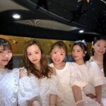 Tomomi Itano Instagram - 𝐑𝐨𝐬𝐲 𝐆𝐢𝐫𝐥𝐬 𝐁𝐢𝐫𝐭𝐡𝐝𝐚𝐲 𝐍𝐢𝐠𝐡𝐭🤍🥂🏰 私の会社のだいすきなパートナー @ayu327 の誕生日会🎂 今年はBirthdayとBaby showerのとっても特別なお祝いでした🗝 みんなで色々考えて、特別な誕生日にどんなサプライズをするか、 今までにないプランにしようと試行錯誤しました💭 そして、今年はお家までリムジンでお迎えに行き、 ドレスコードはもちろん　@rosyluce のWhitedress🐩🤍 夜景の見えるロマンチックなレストランでdinnerを🍴🎀🎂 テーブルの上にはそれぞれのオシャレなオムツケーキと 彼女のバースデーオリジナルカード。 そしてbaby shower名前入りクッキー🍪のPrincessプラン🏰 エゴかもしれないけど、相手の喜んでくれる顔を想像しながら 想像を越えるプランを考えて実行するのが大好きです🫧 それがプライベートでは家族、仲間や友達。仕事では、お客様⸒🕊️ いつも全力投球。笑 私の会社は“女性のエンパワーメント“を掲げていて、非日常空間の提供と ドキドキワクワクのサプライズをいかなる時も意識しています。 好きなこと。を仕事とできていることが1番の幸せで、今後も皆さんや私と関わってくれた方々を楽しませること、驚かせること、新しい体験をたくさん追求していきたいです✨ 話はそれてしまいましたが、最高のパートナーと出会えて私は本当に幸せです🫶🏻本当に心から感謝の気持ちと、生まれてきてくれて、出会ってくれてありがとう。と思っています🤍 そして仲間と毎日モチベーション高く仕事もでき、 プライベートでもたくさんの時間を共有して大海原を航海していきたいです🥰板野海賊団を今後ともよろしくお願いします🏴‍☠️ あ、それぞれ着てる @rosyluce のdressはどのデザインが1番好き？🤍 @rosyluce #RosyLuce リムジンは #BayLimousine