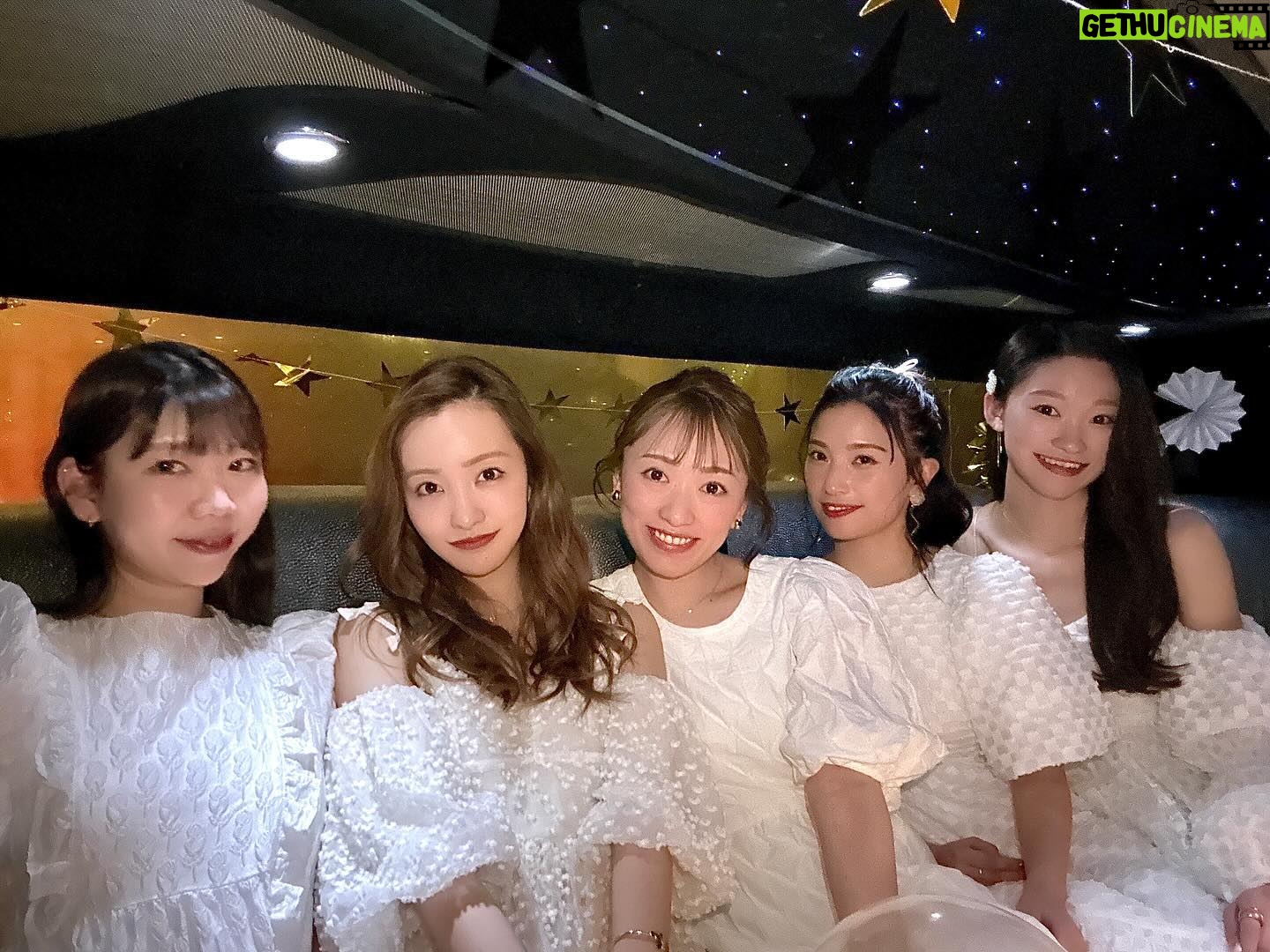 Tomomi Itano Instagram - 𝐑𝐨𝐬𝐲 𝐆𝐢𝐫𝐥𝐬 𝐁𝐢𝐫𝐭𝐡𝐝𝐚𝐲 𝐍𝐢𝐠𝐡𝐭🤍🥂🏰 私の会社のだいすきなパートナー @ayu327 の誕生日会🎂 今年はBirthdayとBaby showerのとっても特別なお祝いでした🗝 みんなで色々考えて、特別な誕生日にどんなサプライズをするか、 今までにないプランにしようと試行錯誤しました💭 そして、今年はお家までリムジンでお迎えに行き、 ドレスコードはもちろん @rosyluce のWhitedress🐩🤍 夜景の見えるロマンチックなレストランでdinnerを🍴🎀🎂 テーブルの上にはそれぞれのオシャレなオムツケーキと 彼女のバースデーオリジナルカード。 そしてbaby shower名前入りクッキー🍪のPrincessプラン🏰 エゴかもしれないけど、相手の喜んでくれる顔を想像しながら 想像を越えるプランを考えて実行するのが大好きです🫧 それがプライベートでは家族、仲間や友達。仕事では、お客様⸒🕊️ いつも全力投球。笑 私の会社は“女性のエンパワーメント“を掲げていて、非日常空間の提供と ドキドキワクワクのサプライズをいかなる時も意識しています。 好きなこと。を仕事とできていることが1番の幸せで、今後も皆さんや私と関わってくれた方々を楽しませること、驚かせること、新しい体験をたくさん追求していきたいです✨ 話はそれてしまいましたが、最高のパートナーと出会えて私は本当に幸せです🫶🏻本当に心から感謝の気持ちと、生まれてきてくれて、出会ってくれてありがとう。と思っています🤍 そして仲間と毎日モチベーション高く仕事もでき、 プライベートでもたくさんの時間を共有して大海原を航海していきたいです🥰板野海賊団を今後ともよろしくお願いします🏴☠️ あ、それぞれ着てる @rosyluce のdressはどのデザインが1番好き?🤍 @rosyluce #RosyLuce リムジンは #BayLimousine