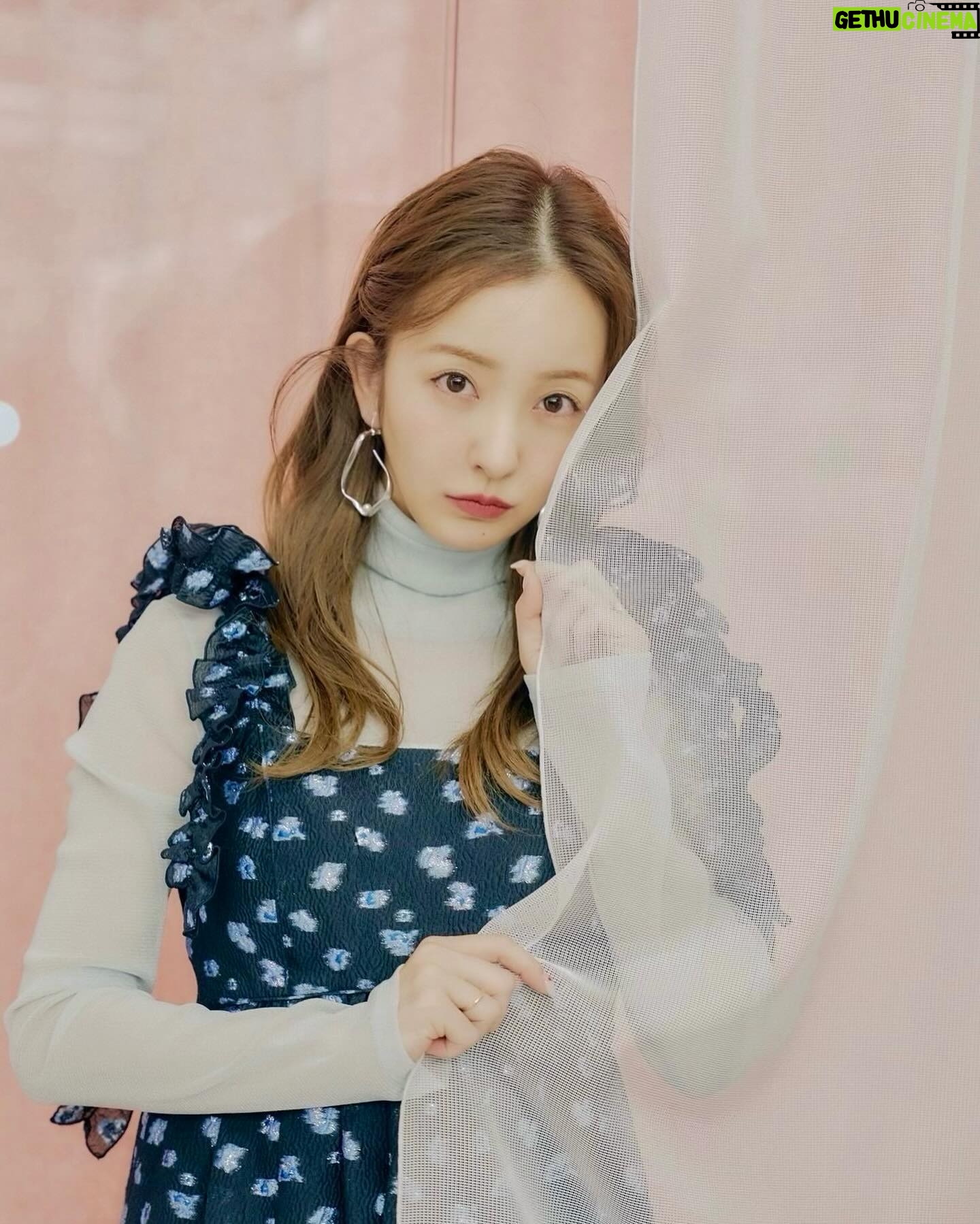 Tomomi Itano Instagram - ZOZO初のリアル店舗 『niaulab by ZOZO』に行ってきたよー🌸 何枚目がすき?🫶🏻 ここでは、プロのスタイリストさんやヘアメイクさんに パーソナルスタイリングやヘアメイクをしてもらって 自分の"似合う"をみつけられる、スペシャルな空間です😳💕 今回はあのマッシュグループとのコラボ企画✨ MASHの中では特に【FrayI.DとSNIDEL】が好きなんだけど、 今回マッシュグループのアパレル&コスメ計14ブランドで、 私にぴったりな新しいスタイリングを提案してもらいました🎀 いつもの私とは違った新しいスタイリングで参考になった👀 niaulabでは、2時間以上1人のお客様のために貸切で、 しかもまさかの無料なの🫣🩷🩷🩷 毎月1日に翌月分の応募期間が始まるのでぜひみんなチェックしてね! @niaulab_by_zozo #niaulab #似合うラボ