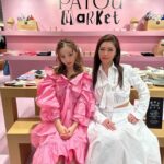 Tomomi Itano Instagram - 大好きなPATOU POP UPへ🩷🎀🦩 日本初のパトゥマーケットなの ピンクの世界観がタイプすぎました PATOUのTシャツやキャップに名前も入れれるんだよ🫶🏻 tomoって入れてもらった🎟️ そして、私のお母さん的存在（お母さんって言われたら怒られる😳） だいすきな、タキさん💕 阪急うめだ本店3階 に 4月2日まで期間限定OPEN中🌷 #Patoumarket #Patouxhenricharpentier #パトゥマーケット #パトゥxアンリシャルパンティエ
