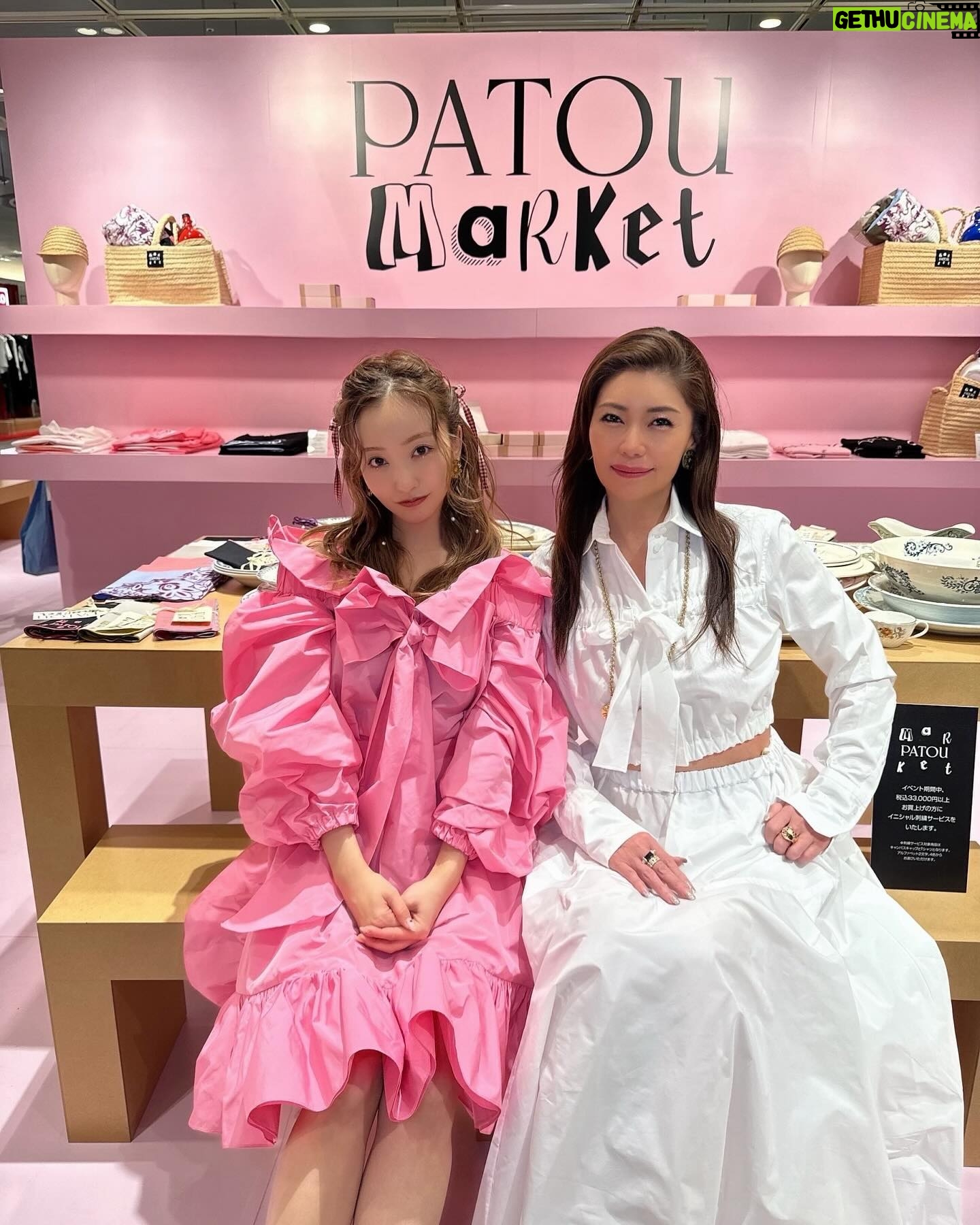 Tomomi Itano Instagram - 大好きなPATOU POP UPへ🩷🎀🦩 日本初のパトゥマーケットなの ピンクの世界観がタイプすぎました PATOUのTシャツやキャップに名前も入れれるんだよ🫶🏻 tomoって入れてもらった🎟️ そして、私のお母さん的存在(お母さんって言われたら怒られる😳) だいすきな、タキさん💕 阪急うめだ本店3階 に 4月2日まで期間限定OPEN中🌷 #Patoumarket #Patouxhenricharpentier #パトゥマーケット #パトゥxアンリシャルパンティエ