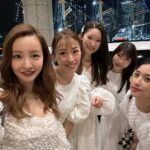 Tomomi Itano Instagram - 𝐑𝐨𝐬𝐲 𝐆𝐢𝐫𝐥𝐬 𝐁𝐢𝐫𝐭𝐡𝐝𝐚𝐲 𝐍𝐢𝐠𝐡𝐭🤍🥂🏰 私の会社のだいすきなパートナー @ayu327 の誕生日会🎂 今年はBirthdayとBaby showerのとっても特別なお祝いでした🗝 みんなで色々考えて、特別な誕生日にどんなサプライズをするか、 今までにないプランにしようと試行錯誤しました💭 そして、今年はお家までリムジンでお迎えに行き、 ドレスコードはもちろん　@rosyluce のWhitedress🐩🤍 夜景の見えるロマンチックなレストランでdinnerを🍴🎀🎂 テーブルの上にはそれぞれのオシャレなオムツケーキと 彼女のバースデーオリジナルカード。 そしてbaby shower名前入りクッキー🍪のPrincessプラン🏰 エゴかもしれないけど、相手の喜んでくれる顔を想像しながら 想像を越えるプランを考えて実行するのが大好きです🫧 それがプライベートでは家族、仲間や友達。仕事では、お客様⸒🕊️ いつも全力投球。笑 私の会社は“女性のエンパワーメント“を掲げていて、非日常空間の提供と ドキドキワクワクのサプライズをいかなる時も意識しています。 好きなこと。を仕事とできていることが1番の幸せで、今後も皆さんや私と関わってくれた方々を楽しませること、驚かせること、新しい体験をたくさん追求していきたいです✨ 話はそれてしまいましたが、最高のパートナーと出会えて私は本当に幸せです🫶🏻本当に心から感謝の気持ちと、生まれてきてくれて、出会ってくれてありがとう。と思っています🤍 そして仲間と毎日モチベーション高く仕事もでき、 プライベートでもたくさんの時間を共有して大海原を航海していきたいです🥰板野海賊団を今後ともよろしくお願いします🏴‍☠️ あ、それぞれ着てる @rosyluce のdressはどのデザインが1番好き？🤍 @rosyluce #RosyLuce リムジンは #BayLimousine