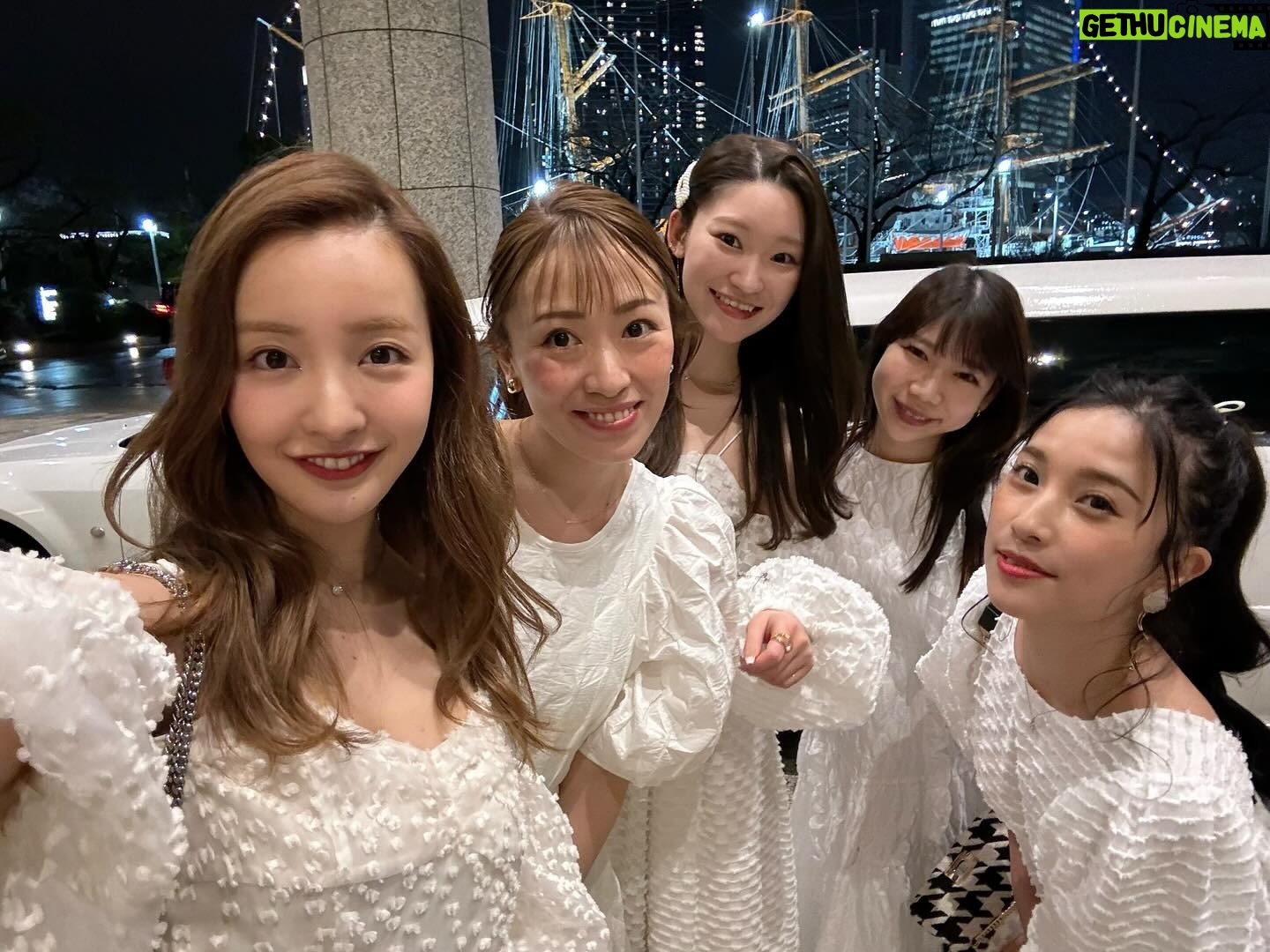 Tomomi Itano Instagram - 𝐑𝐨𝐬𝐲 𝐆𝐢𝐫𝐥𝐬 𝐁𝐢𝐫𝐭𝐡𝐝𝐚𝐲 𝐍𝐢𝐠𝐡𝐭🤍🥂🏰 私の会社のだいすきなパートナー @ayu327 の誕生日会🎂 今年はBirthdayとBaby showerのとっても特別なお祝いでした🗝 みんなで色々考えて、特別な誕生日にどんなサプライズをするか、 今までにないプランにしようと試行錯誤しました💭 そして、今年はお家までリムジンでお迎えに行き、 ドレスコードはもちろん @rosyluce のWhitedress🐩🤍 夜景の見えるロマンチックなレストランでdinnerを🍴🎀🎂 テーブルの上にはそれぞれのオシャレなオムツケーキと 彼女のバースデーオリジナルカード。 そしてbaby shower名前入りクッキー🍪のPrincessプラン🏰 エゴかもしれないけど、相手の喜んでくれる顔を想像しながら 想像を越えるプランを考えて実行するのが大好きです🫧 それがプライベートでは家族、仲間や友達。仕事では、お客様⸒🕊️ いつも全力投球。笑 私の会社は“女性のエンパワーメント“を掲げていて、非日常空間の提供と ドキドキワクワクのサプライズをいかなる時も意識しています。 好きなこと。を仕事とできていることが1番の幸せで、今後も皆さんや私と関わってくれた方々を楽しませること、驚かせること、新しい体験をたくさん追求していきたいです✨ 話はそれてしまいましたが、最高のパートナーと出会えて私は本当に幸せです🫶🏻本当に心から感謝の気持ちと、生まれてきてくれて、出会ってくれてありがとう。と思っています🤍 そして仲間と毎日モチベーション高く仕事もでき、 プライベートでもたくさんの時間を共有して大海原を航海していきたいです🥰板野海賊団を今後ともよろしくお願いします🏴☠️ あ、それぞれ着てる @rosyluce のdressはどのデザインが1番好き?🤍 @rosyluce #RosyLuce リムジンは #BayLimousine