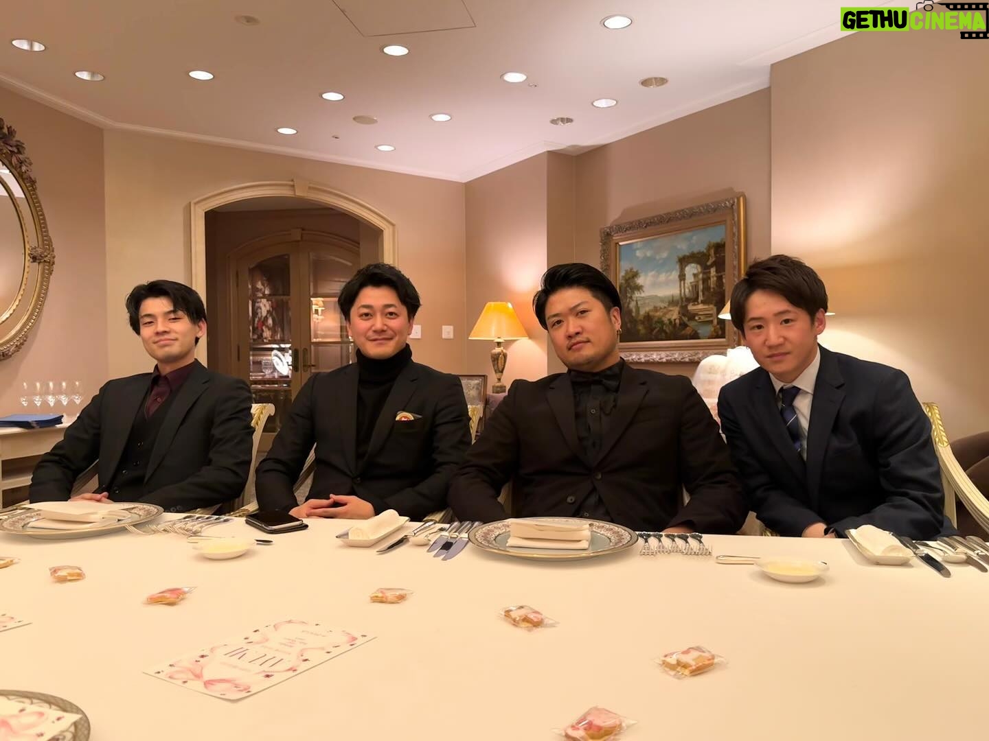 Tomomi Itano Instagram - 𝐑𝐨𝐬𝐲 𝐆𝐢𝐫𝐥𝐬 𝐁𝐢𝐫𝐭𝐡𝐝𝐚𝐲 𝐍𝐢𝐠𝐡𝐭🤍🥂🏰 私の会社のだいすきなパートナー @ayu327 の誕生日会🎂 今年はBirthdayとBaby showerのとっても特別なお祝いでした🗝 みんなで色々考えて、特別な誕生日にどんなサプライズをするか、 今までにないプランにしようと試行錯誤しました💭 そして、今年はお家までリムジンでお迎えに行き、 ドレスコードはもちろん @rosyluce のWhitedress🐩🤍 夜景の見えるロマンチックなレストランでdinnerを🍴🎀🎂 テーブルの上にはそれぞれのオシャレなオムツケーキと 彼女のバースデーオリジナルカード。 そしてbaby shower名前入りクッキー🍪のPrincessプラン🏰 エゴかもしれないけど、相手の喜んでくれる顔を想像しながら 想像を越えるプランを考えて実行するのが大好きです🫧 それがプライベートでは家族、仲間や友達。仕事では、お客様⸒🕊️ いつも全力投球。笑 私の会社は“女性のエンパワーメント“を掲げていて、非日常空間の提供と ドキドキワクワクのサプライズをいかなる時も意識しています。 好きなこと。を仕事とできていることが1番の幸せで、今後も皆さんや私と関わってくれた方々を楽しませること、驚かせること、新しい体験をたくさん追求していきたいです✨ 話はそれてしまいましたが、最高のパートナーと出会えて私は本当に幸せです🫶🏻本当に心から感謝の気持ちと、生まれてきてくれて、出会ってくれてありがとう。と思っています🤍 そして仲間と毎日モチベーション高く仕事もでき、 プライベートでもたくさんの時間を共有して大海原を航海していきたいです🥰板野海賊団を今後ともよろしくお願いします🏴☠️ あ、それぞれ着てる @rosyluce のdressはどのデザインが1番好き?🤍 @rosyluce #RosyLuce リムジンは #BayLimousine