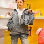 Tomomi Itano Instagram - 銀座三越 本館１F ザ・ステージ にて、 3/5（火）まで開催している MARC JACOBSのポップアップへ 遊びに行ってきました🪞🪩🪽 何枚目？🫶🏻 2024年Spring Collection🌸 今季は『デニム』にフォーカスした、 素敵なポップアップショップでした🎟️ 可愛いアイテムがたくさん🫶🏻 私が好きなpinkアイテムも可愛くて、🦩🩰🎀💗 ぜひ銀座三越に遊びにきてね👟 #マークジェイコブス #MarcJacobs #PR @marcjacobsjapan