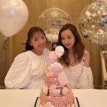 Tomomi Itano Instagram - 𝐑𝐨𝐬𝐲 𝐆𝐢𝐫𝐥𝐬 𝐁𝐢𝐫𝐭𝐡𝐝𝐚𝐲 𝐍𝐢𝐠𝐡𝐭🤍🥂🏰 私の会社のだいすきなパートナー @ayu327 の誕生日会🎂 今年はBirthdayとBaby showerのとっても特別なお祝いでした🗝 みんなで色々考えて、特別な誕生日にどんなサプライズをするか、 今までにないプランにしようと試行錯誤しました💭 そして、今年はお家までリムジンでお迎えに行き、 ドレスコードはもちろん　@rosyluce のWhitedress🐩🤍 夜景の見えるロマンチックなレストランでdinnerを🍴🎀🎂 テーブルの上にはそれぞれのオシャレなオムツケーキと 彼女のバースデーオリジナルカード。 そしてbaby shower名前入りクッキー🍪のPrincessプラン🏰 エゴかもしれないけど、相手の喜んでくれる顔を想像しながら 想像を越えるプランを考えて実行するのが大好きです🫧 それがプライベートでは家族、仲間や友達。仕事では、お客様⸒🕊️ いつも全力投球。笑 私の会社は“女性のエンパワーメント“を掲げていて、非日常空間の提供と ドキドキワクワクのサプライズをいかなる時も意識しています。 好きなこと。を仕事とできていることが1番の幸せで、今後も皆さんや私と関わってくれた方々を楽しませること、驚かせること、新しい体験をたくさん追求していきたいです✨ 話はそれてしまいましたが、最高のパートナーと出会えて私は本当に幸せです🫶🏻本当に心から感謝の気持ちと、生まれてきてくれて、出会ってくれてありがとう。と思っています🤍 そして仲間と毎日モチベーション高く仕事もでき、 プライベートでもたくさんの時間を共有して大海原を航海していきたいです🥰板野海賊団を今後ともよろしくお願いします🏴‍☠️ あ、それぞれ着てる @rosyluce のdressはどのデザインが1番好き？🤍 @rosyluce #RosyLuce リムジンは #BayLimousine