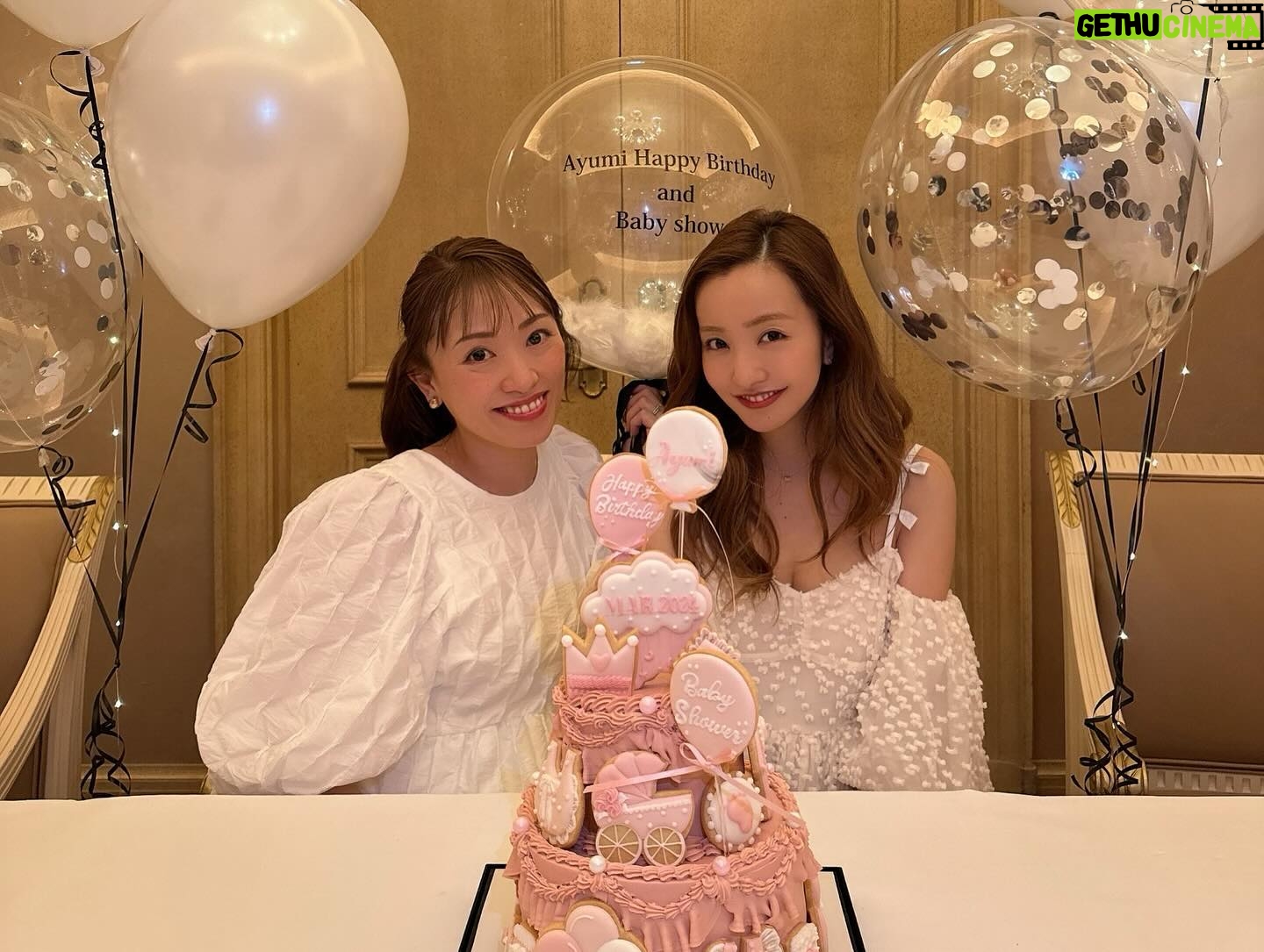 Tomomi Itano Instagram - 𝐑𝐨𝐬𝐲 𝐆𝐢𝐫𝐥𝐬 𝐁𝐢𝐫𝐭𝐡𝐝𝐚𝐲 𝐍𝐢𝐠𝐡𝐭🤍🥂🏰 私の会社のだいすきなパートナー @ayu327 の誕生日会🎂 今年はBirthdayとBaby showerのとっても特別なお祝いでした🗝 みんなで色々考えて、特別な誕生日にどんなサプライズをするか、 今までにないプランにしようと試行錯誤しました💭 そして、今年はお家までリムジンでお迎えに行き、 ドレスコードはもちろん @rosyluce のWhitedress🐩🤍 夜景の見えるロマンチックなレストランでdinnerを🍴🎀🎂 テーブルの上にはそれぞれのオシャレなオムツケーキと 彼女のバースデーオリジナルカード。 そしてbaby shower名前入りクッキー🍪のPrincessプラン🏰 エゴかもしれないけど、相手の喜んでくれる顔を想像しながら 想像を越えるプランを考えて実行するのが大好きです🫧 それがプライベートでは家族、仲間や友達。仕事では、お客様⸒🕊️ いつも全力投球。笑 私の会社は“女性のエンパワーメント“を掲げていて、非日常空間の提供と ドキドキワクワクのサプライズをいかなる時も意識しています。 好きなこと。を仕事とできていることが1番の幸せで、今後も皆さんや私と関わってくれた方々を楽しませること、驚かせること、新しい体験をたくさん追求していきたいです✨ 話はそれてしまいましたが、最高のパートナーと出会えて私は本当に幸せです🫶🏻本当に心から感謝の気持ちと、生まれてきてくれて、出会ってくれてありがとう。と思っています🤍 そして仲間と毎日モチベーション高く仕事もでき、 プライベートでもたくさんの時間を共有して大海原を航海していきたいです🥰板野海賊団を今後ともよろしくお願いします🏴☠️ あ、それぞれ着てる @rosyluce のdressはどのデザインが1番好き?🤍 @rosyluce #RosyLuce リムジンは #BayLimousine