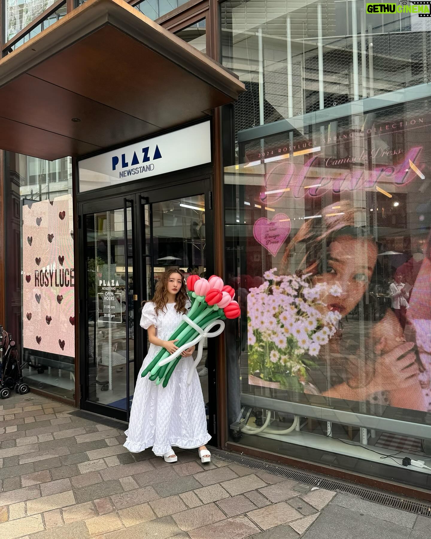 Tomomi Itano Instagram - Rosyluce × PLAZA thanks 王様のブランチ📺♥️ 春のイベント2 Days🌷 たくさんの方が足を運んでくださいました。 ありがとうございます🫶🏻 今回のイベントコンセプトは "American diner" 🛼🍩 私の顔をイラストにしてもらったり🤭 似てるかな?笑 ベビちんもけけと遊びに来たよ🤍 何枚目がすき? #Rosyluce #Rosydiner @rosyluce
