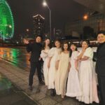 Tomomi Itano Instagram - 𝐑𝐨𝐬𝐲 𝐆𝐢𝐫𝐥𝐬 𝐁𝐢𝐫𝐭𝐡𝐝𝐚𝐲 𝐍𝐢𝐠𝐡𝐭🤍🥂🏰 私の会社のだいすきなパートナー @ayu327 の誕生日会🎂 今年はBirthdayとBaby showerのとっても特別なお祝いでした🗝 みんなで色々考えて、特別な誕生日にどんなサプライズをするか、 今までにないプランにしようと試行錯誤しました💭 そして、今年はお家までリムジンでお迎えに行き、 ドレスコードはもちろん　@rosyluce のWhitedress🐩🤍 夜景の見えるロマンチックなレストランでdinnerを🍴🎀🎂 テーブルの上にはそれぞれのオシャレなオムツケーキと 彼女のバースデーオリジナルカード。 そしてbaby shower名前入りクッキー🍪のPrincessプラン🏰 エゴかもしれないけど、相手の喜んでくれる顔を想像しながら 想像を越えるプランを考えて実行するのが大好きです🫧 それがプライベートでは家族、仲間や友達。仕事では、お客様⸒🕊️ いつも全力投球。笑 私の会社は“女性のエンパワーメント“を掲げていて、非日常空間の提供と ドキドキワクワクのサプライズをいかなる時も意識しています。 好きなこと。を仕事とできていることが1番の幸せで、今後も皆さんや私と関わってくれた方々を楽しませること、驚かせること、新しい体験をたくさん追求していきたいです✨ 話はそれてしまいましたが、最高のパートナーと出会えて私は本当に幸せです🫶🏻本当に心から感謝の気持ちと、生まれてきてくれて、出会ってくれてありがとう。と思っています🤍 そして仲間と毎日モチベーション高く仕事もでき、 プライベートでもたくさんの時間を共有して大海原を航海していきたいです🥰板野海賊団を今後ともよろしくお願いします🏴‍☠️ あ、それぞれ着てる @rosyluce のdressはどのデザインが1番好き？🤍 @rosyluce #RosyLuce リムジンは #BayLimousine