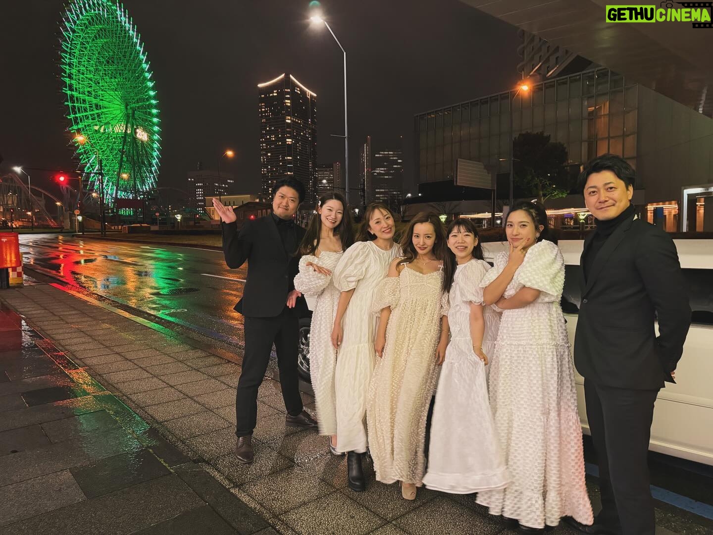 Tomomi Itano Instagram - 𝐑𝐨𝐬𝐲 𝐆𝐢𝐫𝐥𝐬 𝐁𝐢𝐫𝐭𝐡𝐝𝐚𝐲 𝐍𝐢𝐠𝐡𝐭🤍🥂🏰 私の会社のだいすきなパートナー @ayu327 の誕生日会🎂 今年はBirthdayとBaby showerのとっても特別なお祝いでした🗝 みんなで色々考えて、特別な誕生日にどんなサプライズをするか、 今までにないプランにしようと試行錯誤しました💭 そして、今年はお家までリムジンでお迎えに行き、 ドレスコードはもちろん @rosyluce のWhitedress🐩🤍 夜景の見えるロマンチックなレストランでdinnerを🍴🎀🎂 テーブルの上にはそれぞれのオシャレなオムツケーキと 彼女のバースデーオリジナルカード。 そしてbaby shower名前入りクッキー🍪のPrincessプラン🏰 エゴかもしれないけど、相手の喜んでくれる顔を想像しながら 想像を越えるプランを考えて実行するのが大好きです🫧 それがプライベートでは家族、仲間や友達。仕事では、お客様⸒🕊️ いつも全力投球。笑 私の会社は“女性のエンパワーメント“を掲げていて、非日常空間の提供と ドキドキワクワクのサプライズをいかなる時も意識しています。 好きなこと。を仕事とできていることが1番の幸せで、今後も皆さんや私と関わってくれた方々を楽しませること、驚かせること、新しい体験をたくさん追求していきたいです✨ 話はそれてしまいましたが、最高のパートナーと出会えて私は本当に幸せです🫶🏻本当に心から感謝の気持ちと、生まれてきてくれて、出会ってくれてありがとう。と思っています🤍 そして仲間と毎日モチベーション高く仕事もでき、 プライベートでもたくさんの時間を共有して大海原を航海していきたいです🥰板野海賊団を今後ともよろしくお願いします🏴☠️ あ、それぞれ着てる @rosyluce のdressはどのデザインが1番好き?🤍 @rosyluce #RosyLuce リムジンは #BayLimousine