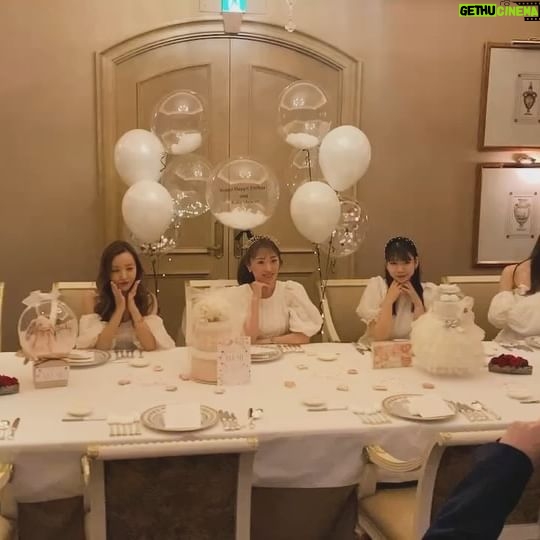 Tomomi Itano Instagram - 𝐑𝐨𝐬𝐲 𝐆𝐢𝐫𝐥𝐬 𝐁𝐢𝐫𝐭𝐡𝐝𝐚𝐲 𝐍𝐢𝐠𝐡𝐭🤍🥂🏰 私の会社のだいすきなパートナー @ayu327 の誕生日会🎂 今年はBirthdayとBaby showerのとっても特別なお祝いでした🗝 みんなで色々考えて、特別な誕生日にどんなサプライズをするか、 今までにないプランにしようと試行錯誤しました💭 そして、今年はお家までリムジンでお迎えに行き、 ドレスコードはもちろん @rosyluce のWhitedress🐩🤍 夜景の見えるロマンチックなレストランでdinnerを🍴🎀🎂 テーブルの上にはそれぞれのオシャレなオムツケーキと 彼女のバースデーオリジナルカード。 そしてbaby shower名前入りクッキー🍪のPrincessプラン🏰 エゴかもしれないけど、相手の喜んでくれる顔を想像しながら 想像を越えるプランを考えて実行するのが大好きです🫧 それがプライベートでは家族、仲間や友達。仕事では、お客様⸒🕊️ いつも全力投球。笑 私の会社は“女性のエンパワーメント“を掲げていて、非日常空間の提供と ドキドキワクワクのサプライズをいかなる時も意識しています。 好きなこと。を仕事とできていることが1番の幸せで、今後も皆さんや私と関わってくれた方々を楽しませること、驚かせること、新しい体験をたくさん追求していきたいです✨ 話はそれてしまいましたが、最高のパートナーと出会えて私は本当に幸せです🫶🏻本当に心から感謝の気持ちと、生まれてきてくれて、出会ってくれてありがとう。と思っています🤍 そして仲間と毎日モチベーション高く仕事もでき、 プライベートでもたくさんの時間を共有して大海原を航海していきたいです🥰板野海賊団を今後ともよろしくお願いします🏴☠️ あ、それぞれ着てる @rosyluce のdressはどのデザインが1番好き?🤍 @rosyluce #RosyLuce リムジンは #BayLimousine