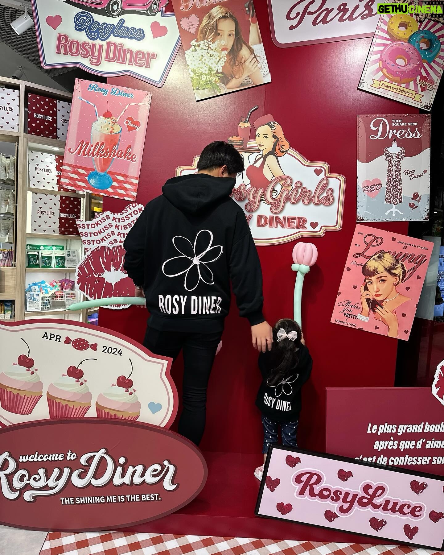 Tomomi Itano Instagram - Rosyluce × PLAZA thanks 王様のブランチ📺♥️ 春のイベント2 Days🌷 たくさんの方が足を運んでくださいました。 ありがとうございます🫶🏻 今回のイベントコンセプトは "American diner" 🛼🍩 私の顔をイラストにしてもらったり🤭 似てるかな?笑 ベビちんもけけと遊びに来たよ🤍 何枚目がすき? #Rosyluce #Rosydiner @rosyluce