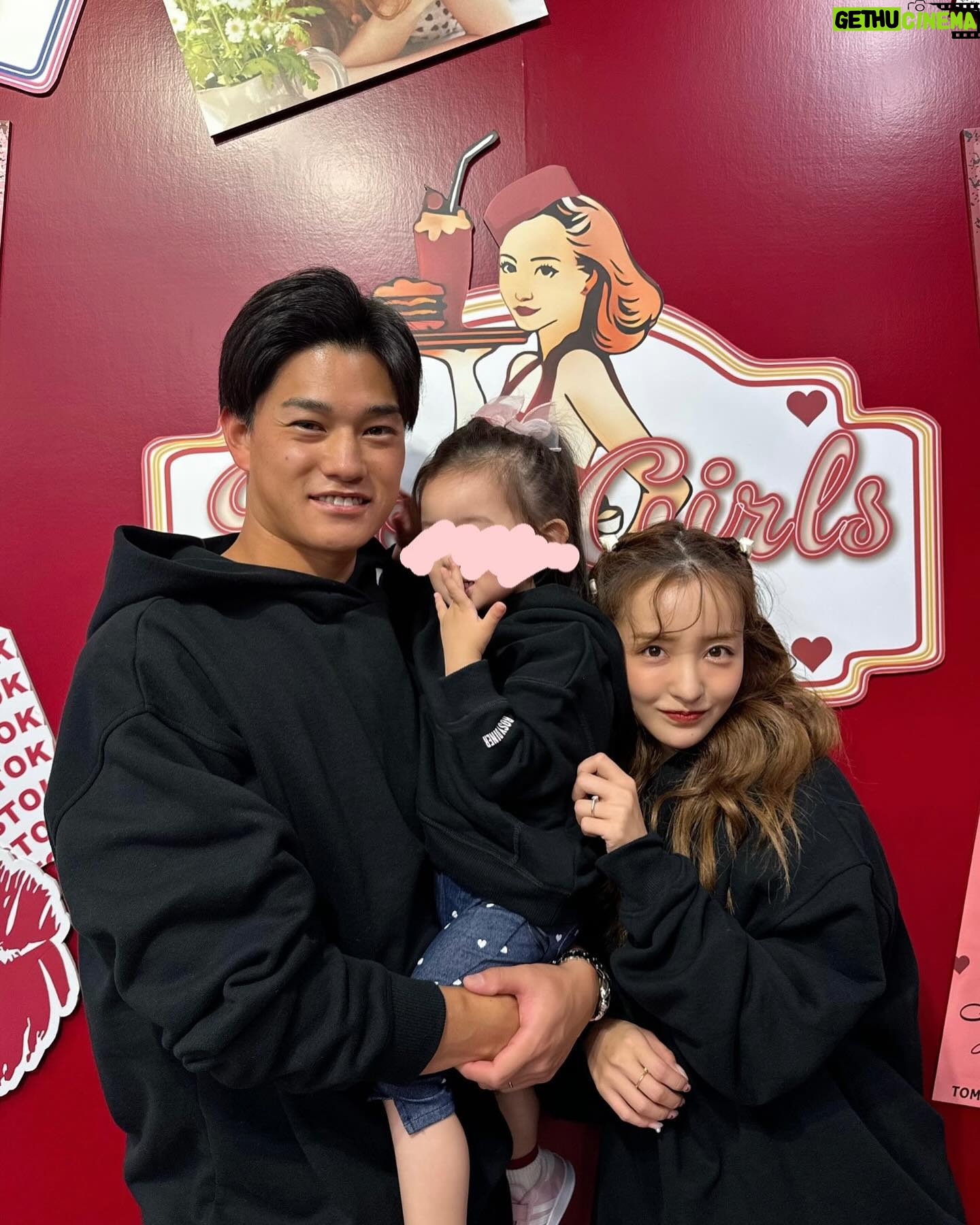 Tomomi Itano Instagram - Rosyluce × PLAZA thanks 王様のブランチ📺♥️ 春のイベント2 Days🌷 たくさんの方が足を運んでくださいました。 ありがとうございます🫶🏻 今回のイベントコンセプトは "American diner" 🛼🍩 私の顔をイラストにしてもらったり🤭 似てるかな?笑 ベビちんもけけと遊びに来たよ🤍 何枚目がすき? #Rosyluce #Rosydiner @rosyluce