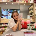 Tomomi Itano Instagram - Rosyluce × PLAZA thanks 王様のブランチ📺♥️ 春のイベント2 Days🌷 たくさんの方が足を運んでくださいました。 ありがとうございます🫶🏻 今回のイベントコンセプトは "American diner" 🛼🍩 私の顔をイラストにしてもらったり🤭 似てるかな？笑 ベビちんもけけと遊びに来たよ🤍 何枚目がすき？ #Rosyluce #Rosydiner @rosyluce