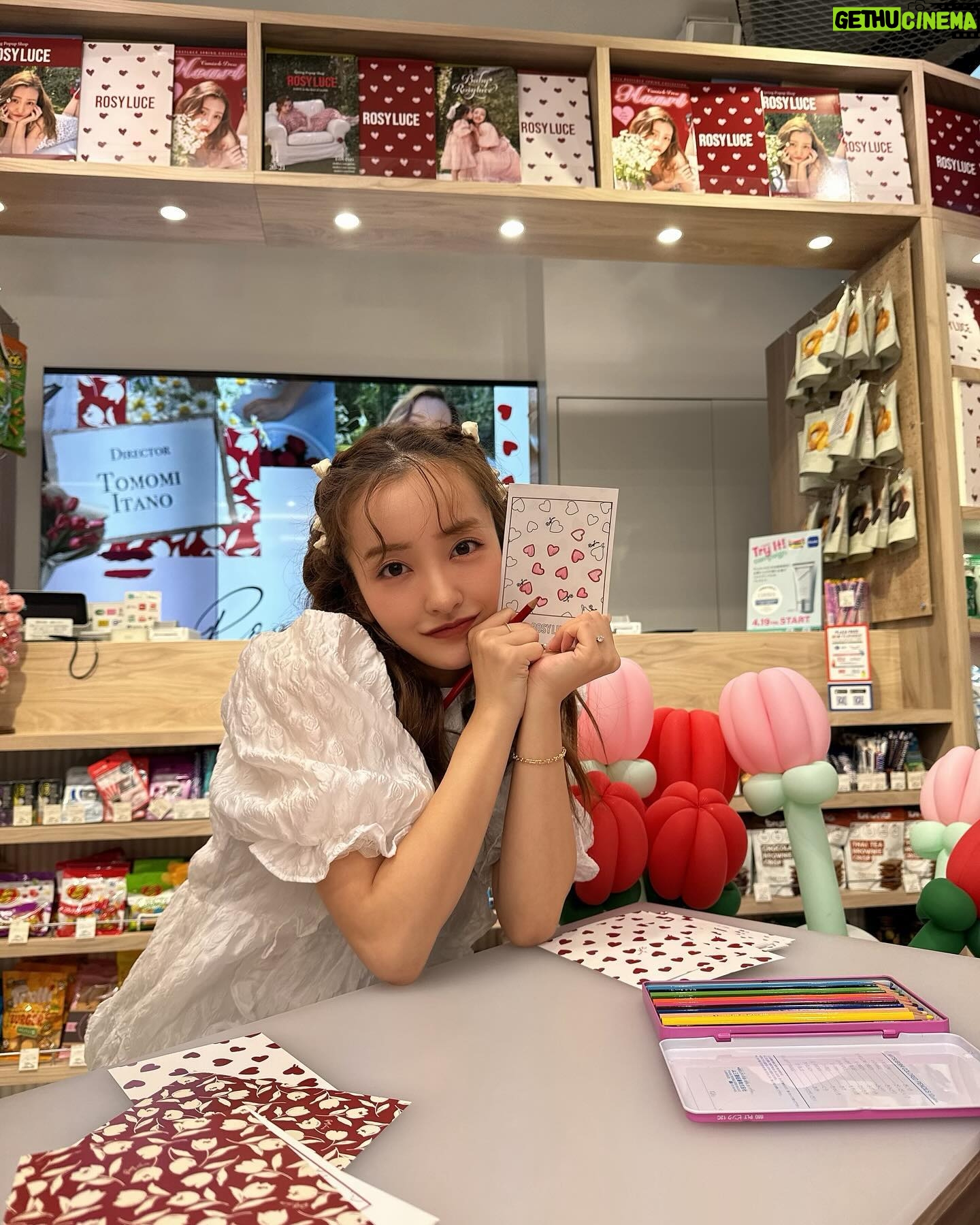 Tomomi Itano Instagram - Rosyluce × PLAZA thanks 王様のブランチ📺♥️ 春のイベント2 Days🌷 たくさんの方が足を運んでくださいました。 ありがとうございます🫶🏻 今回のイベントコンセプトは "American diner" 🛼🍩 私の顔をイラストにしてもらったり🤭 似てるかな?笑 ベビちんもけけと遊びに来たよ🤍 何枚目がすき? #Rosyluce #Rosydiner @rosyluce