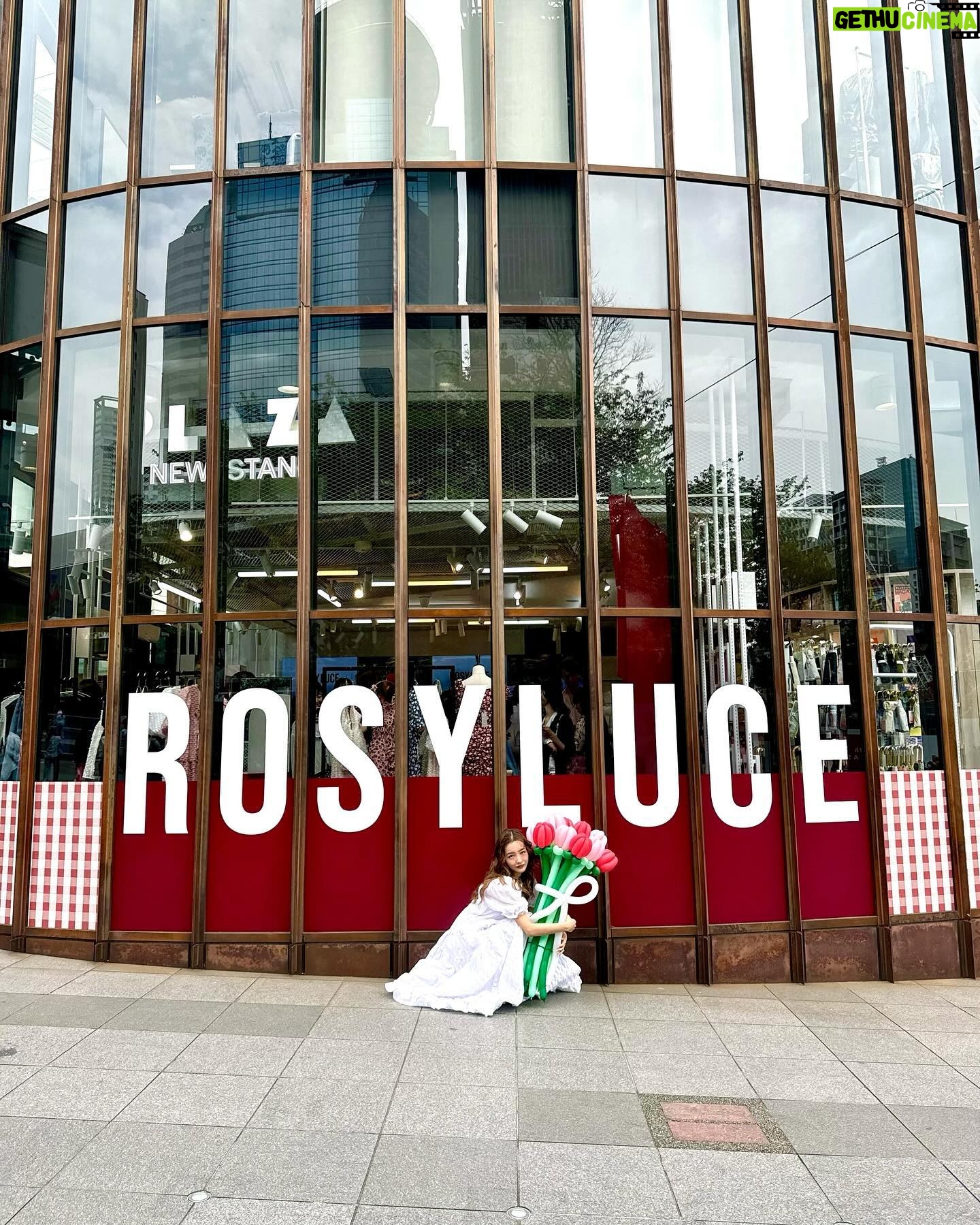 Tomomi Itano Instagram - Rosyluce × PLAZA thanks 王様のブランチ📺♥️ 春のイベント2 Days🌷 たくさんの方が足を運んでくださいました。 ありがとうございます🫶🏻 今回のイベントコンセプトは "American diner" 🛼🍩 私の顔をイラストにしてもらったり🤭 似てるかな?笑 ベビちんもけけと遊びに来たよ🤍 何枚目がすき? #Rosyluce #Rosydiner @rosyluce