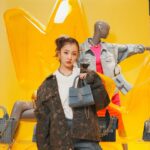 Tomomi Itano Instagram - 銀座三越 本館１F ザ・ステージ にて、 3/5（火）まで開催している MARC JACOBSのポップアップへ 遊びに行ってきました🪞🪩🪽 何枚目？🤍 2024年Spring Collection🌸💖 今季は『デニム』にフォーカスした、 素敵なポップアップショップでした🎟️ デニムを使用した「ザ セントマーク」や、 ウーブン素材を使用した「ザ スナップショット」など 可愛いアイテムがたくさん🫶🏻 私が好きなpinkアイテムも可愛くて、🩷🩷🩷 ぜひ銀座三越に遊びにきてね👟 #マークジェイコブス #MarcJacobs #PR @marcjacobsjapan